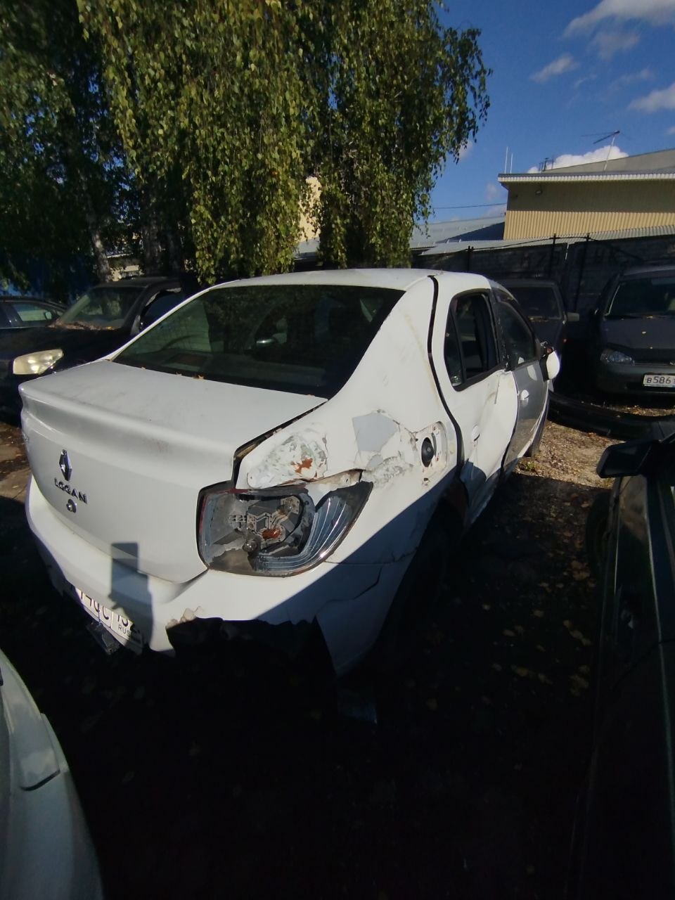 а/м Renault Logan белого цвета, 2015 г.в., гос. №P714CC 152, VIN X7L4SRAV453009903, по кузову множественные повреждения, зарегистрировано ограничение