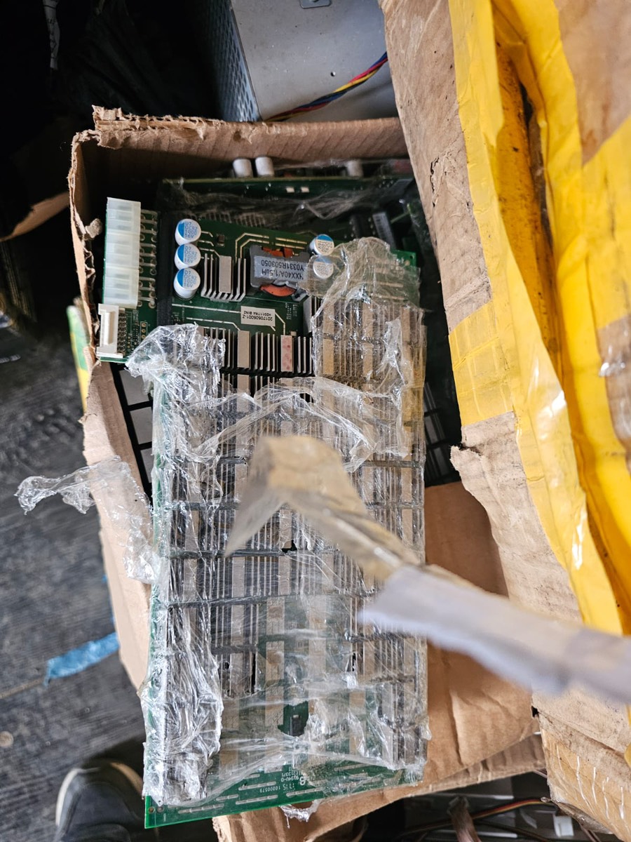 Электронно - вычислительное устройство (майнер) ASIC MINER INNOSILICON T2TH + напряжение питания 220 -240 V, номер «NA41G08A202251059T2THSA+F-SII», штрихкод «W1909040005688», алгоритм «SHA 256», хешрейт 33 Th/s – 1 шт. Электронно - вычислительное устройство ASIC MINER INNOSILICON T2TZS, «Т2Т-30Т» напряжение питания 220 -240 V АС алгоритм «SHA 256», хешрейт 30 Th/s, без одного вентилятора охлаждения – 1 шт. Электронно - вычислительное устройство ASIC MINER INNOSILICON T2TZ, «Т2Т-30Т» напряжение п