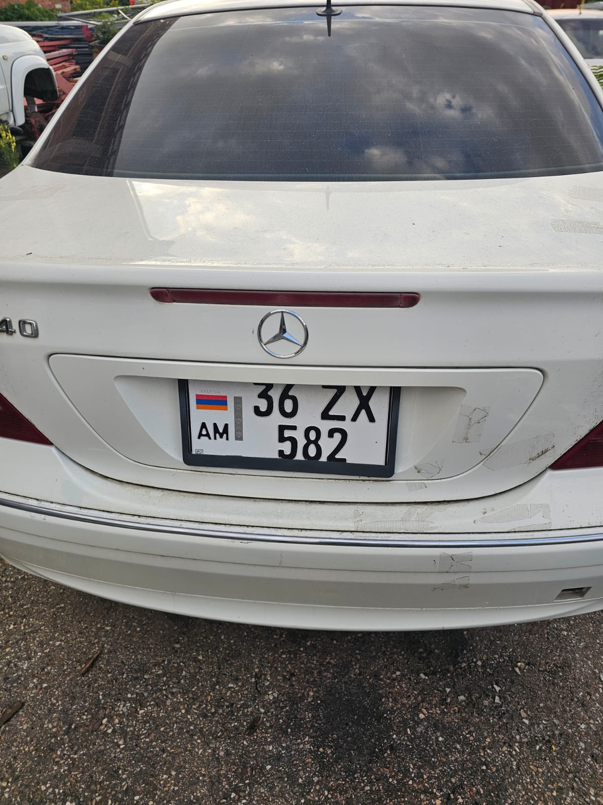 Автомобиль Мерседес Бенц С 240, рег.номер Р. Армения 36 ZX 582 белого цвета. Документы отсутствуют.