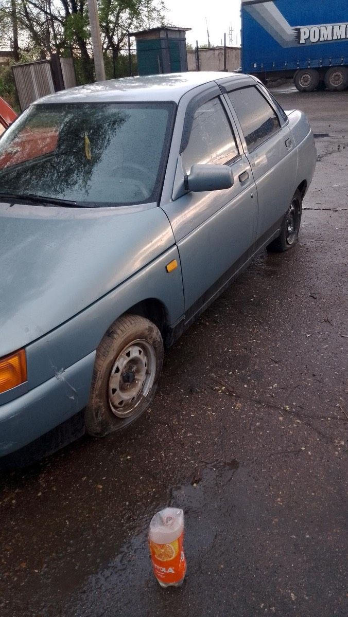 Автомобиль ВАЗ 21102, 2001 г/в, г/н Е 490 КТ 156, VIN XTA21102020418679, серого цвета, отсутствует передний левый фонарь, повреждения многочисленные по кузову в виде вмятин (капот, бампер, стекла заднего вида), на стекле трещины. Ржавчины по кузову. ПТС , СТС, ключи отсутствуют