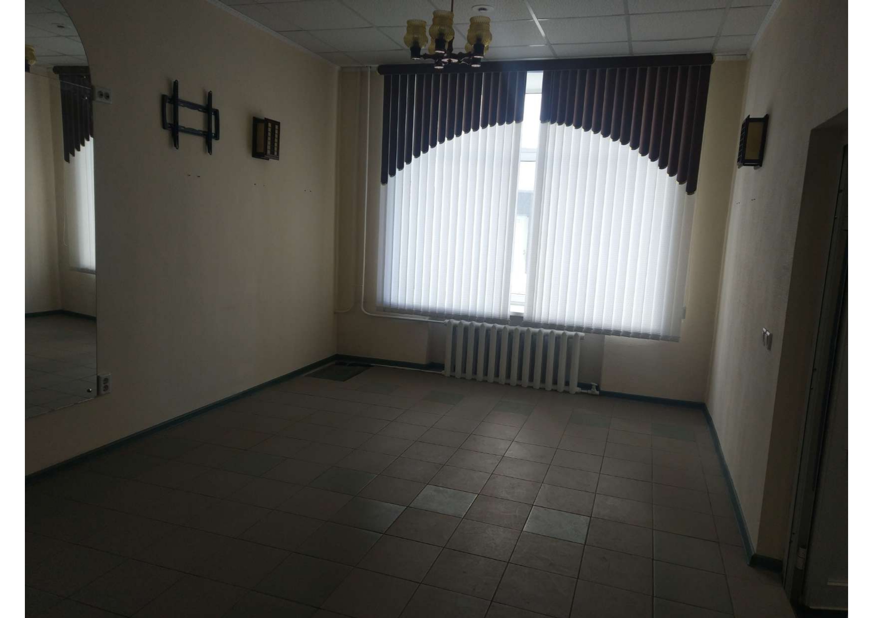 Нежилые помещения № 17, 18, 19, 20, 21 общей площадью 65,5 кв.м., расположенные на 1-м этаже в 4-х этажном отдельно стоящем строении (лабораторный корпус) по адресу: г. Екатеринбург, ул. Крауля, д. 9