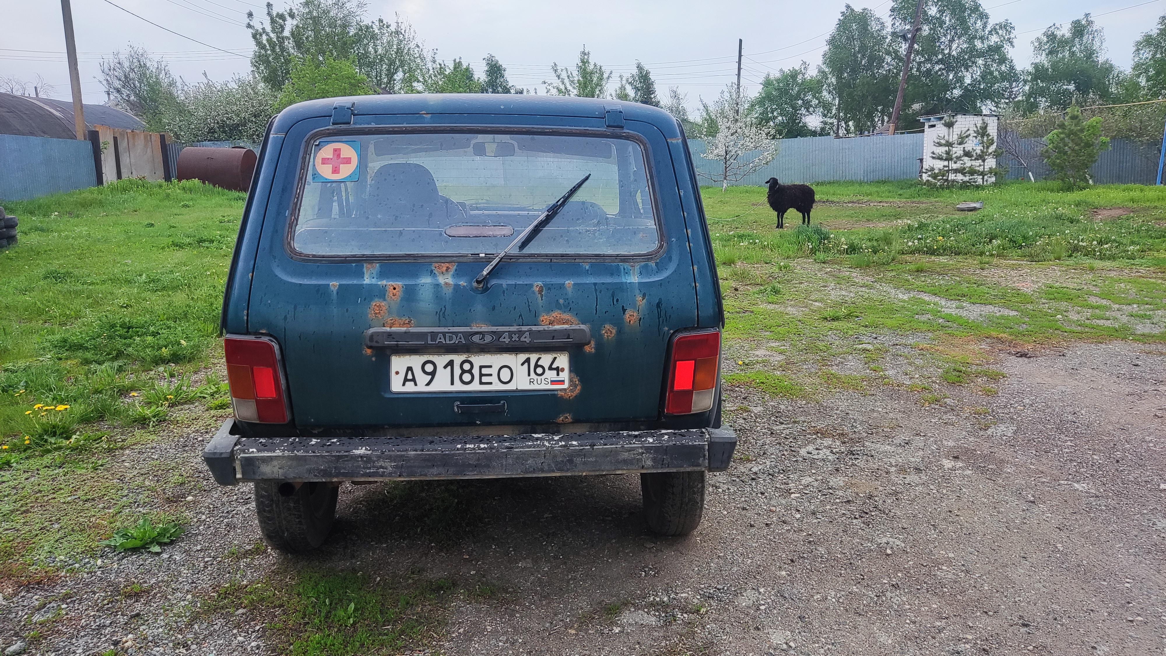 Продажа движимого имущества (транспортного средства), находящегося в оперативном управлении Областного государственного учреждения «Татищевская районная станция по борьбе с болезнями животных», ВАЗ 21213, 1993 года выпуска.