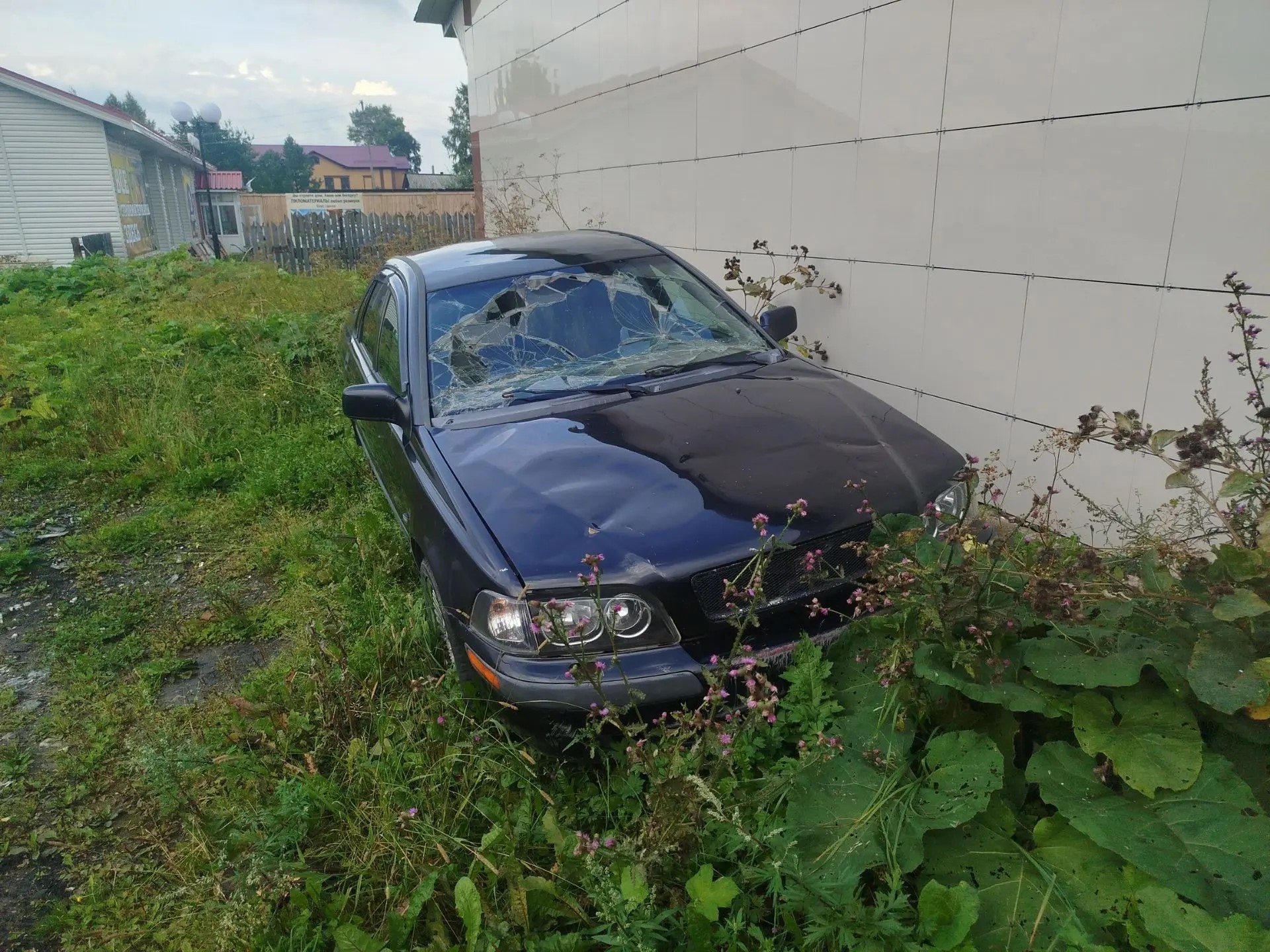 Транспортное средство Volvo 34760, модель 113647 S40, 2004 года выпуска, цвет - черный, государственный номер М996ХК29. Состояние ТС: многочисленные повреждения.