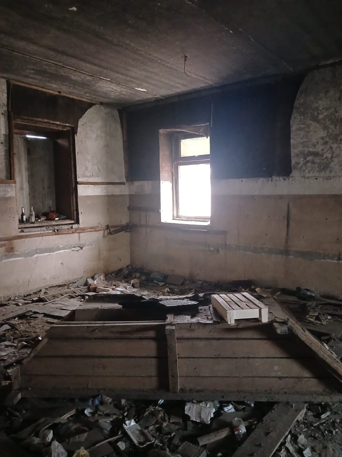 Нежилое здание и земельный участок