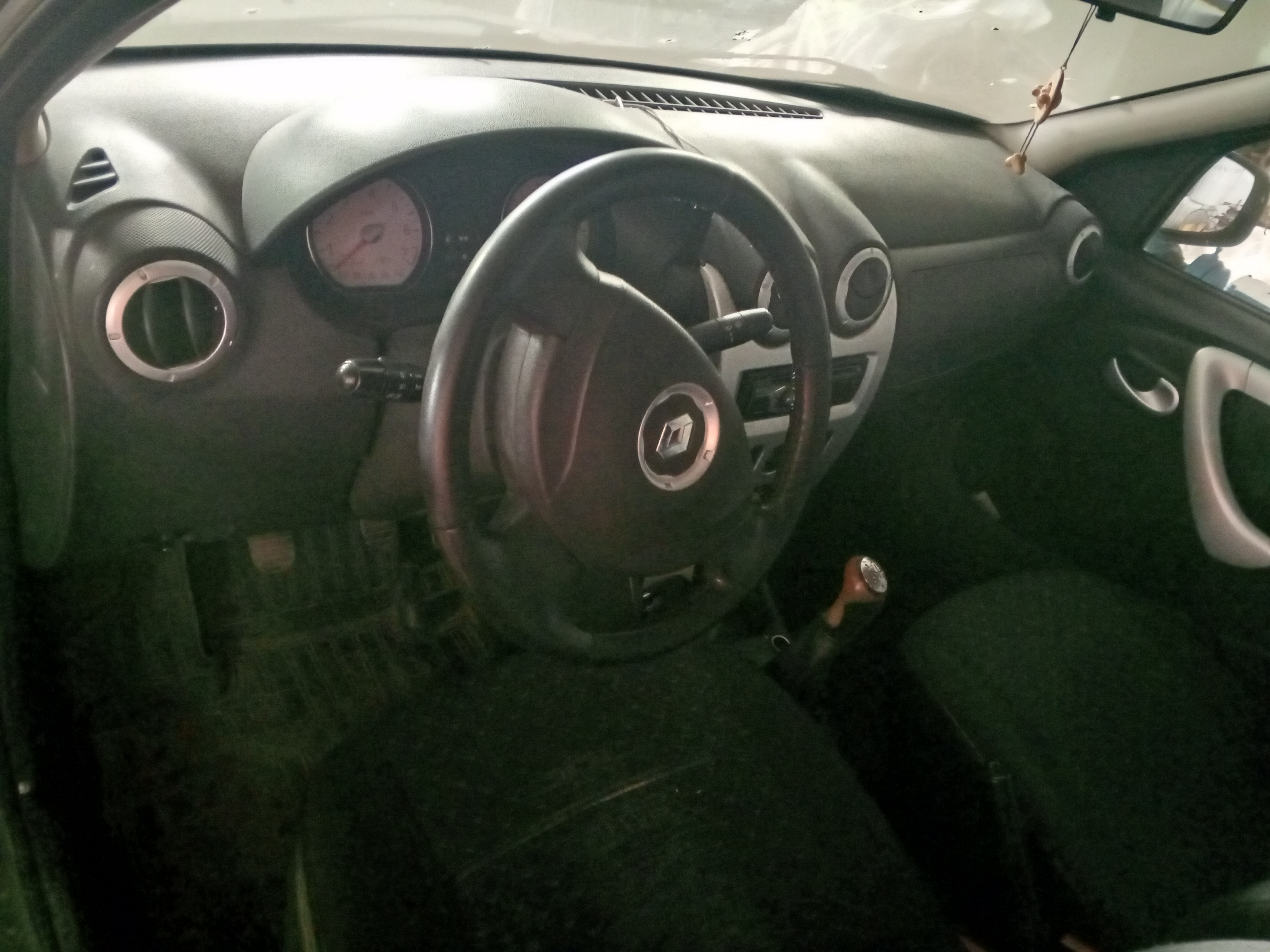 автомобиль RENAULT LOGAN