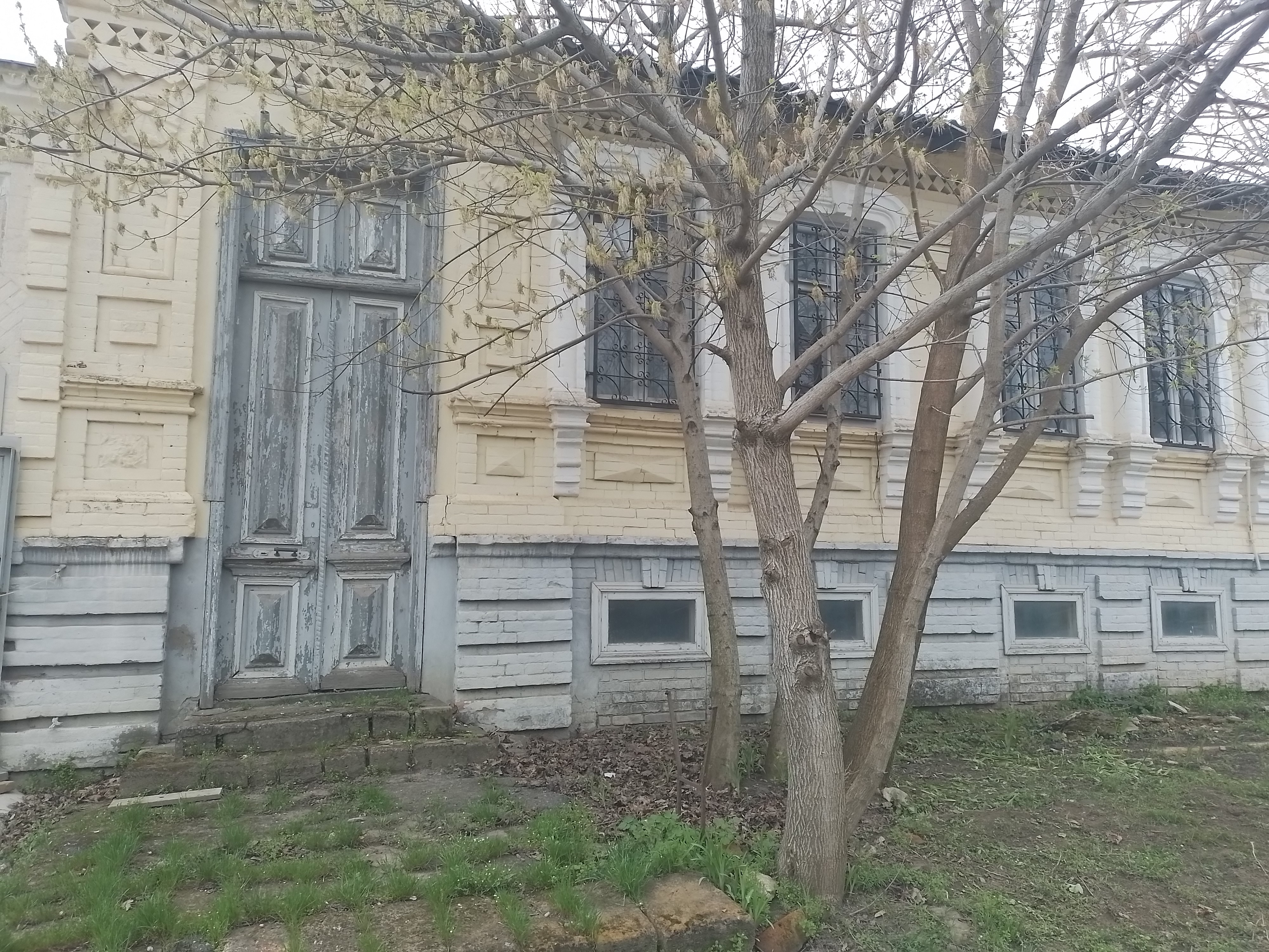 Здание, местоположение: Ставропольский край, Александровский район, с. Александровское, ул. К. Маркса, 61, кадастровый номер: 26:18:060424:45, назначение – нежилое, площадь 243,6 кв.м. Земельный участок, местоположение Ставропольский край, Александровский район, с. Александровское, ул. К. Маркса, 61, кадастровый номер: 26:18:060424:19, площадь 416 кв.м., категория земель: земли населенных пунктов, разрешенное использование: для размещения отдела образования.