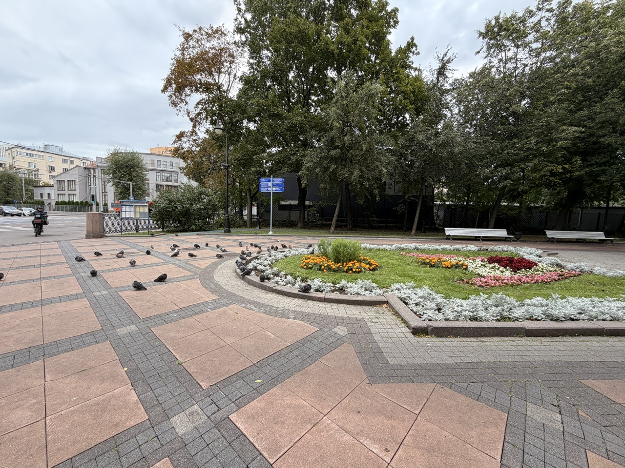 Нестационарный торговый объект "Тележка" по адресу: г. Москва, Сквер Девичье поле, ул. Б. Пироговская, специализация "«Мороженое», «Горячие напитки, выпечка»", общей площадью 2,5 кв. м