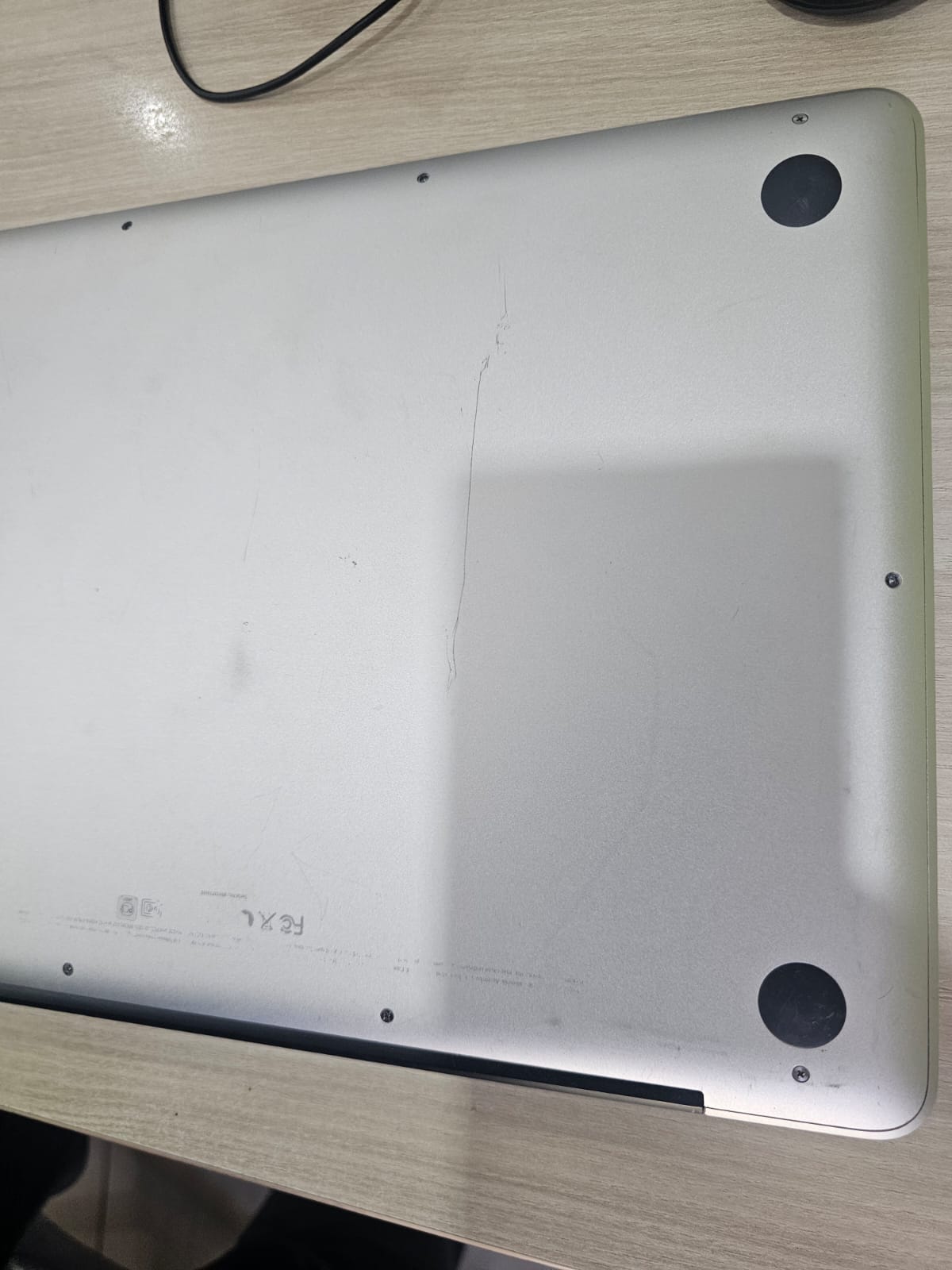 Картонная коробка белого цвета с изображением логотипа Apple на коробке изображен MacBook Pro внутри коробки находится устройство MacBook Pro 18 GB. Документы отсутствуют.