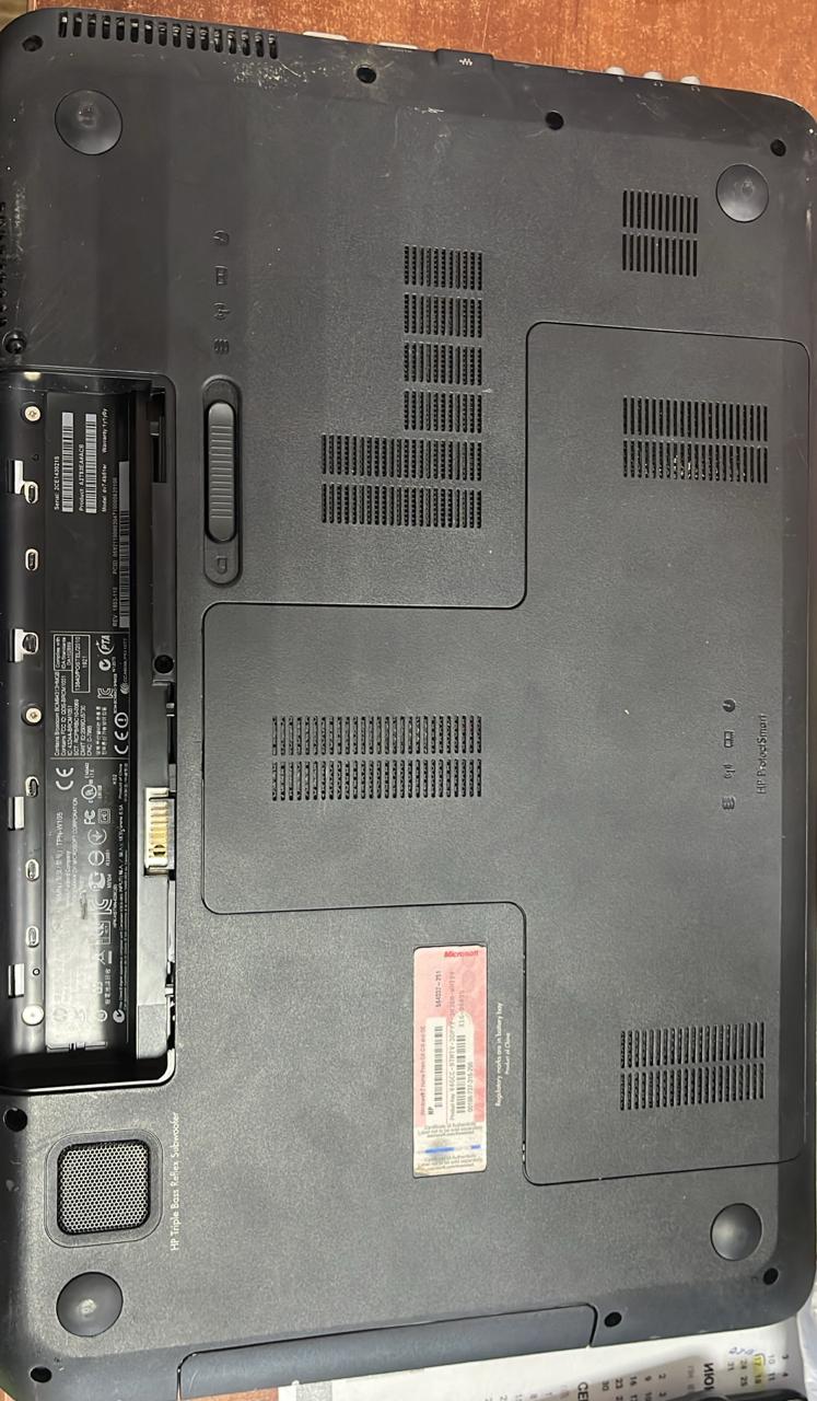Ноутбук марки "HP" сер.номер 2CE143021S,коричневого цвета,потертости по корпусу,экран целый,поврежден внизу клавиатуры,без аккумулятора