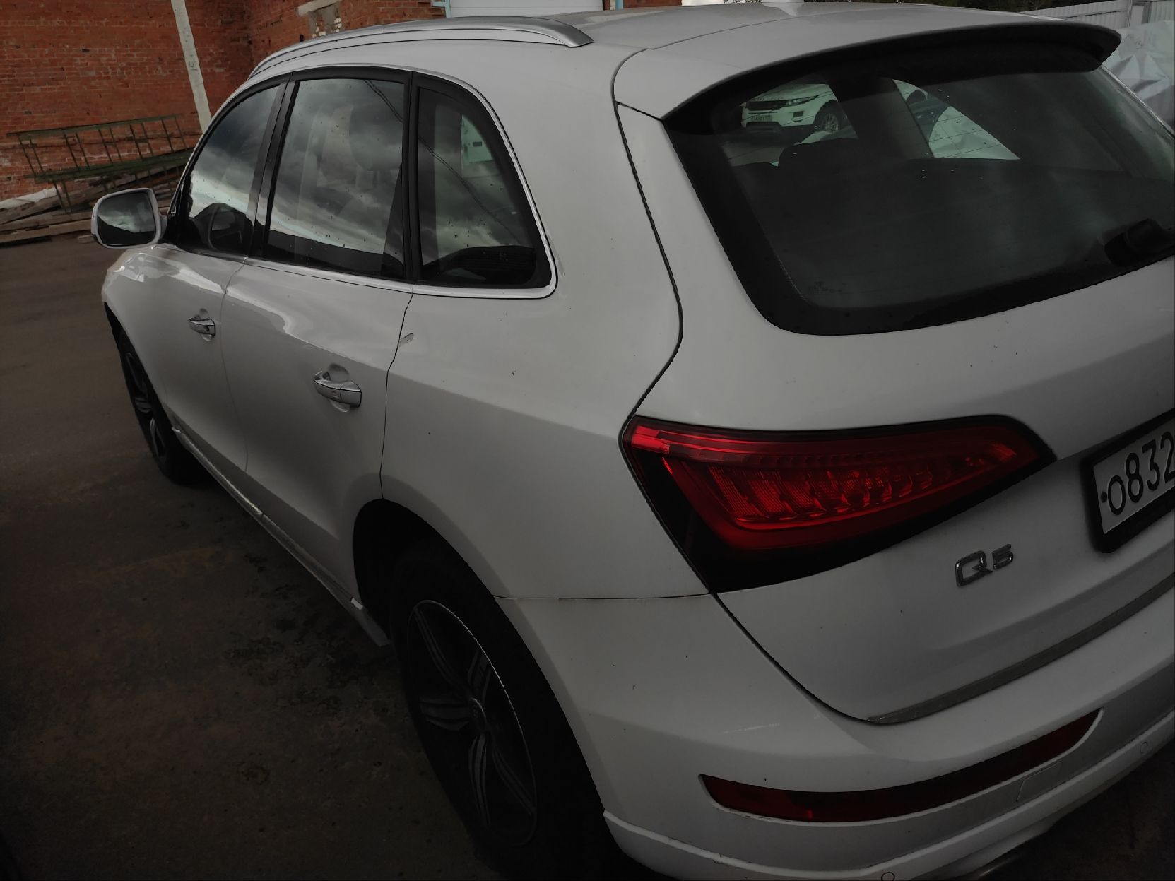 Легковой автомобиль AUDI Q5, 2015 года выпуска, идентификационный номер (VIN): WAUZZZ8R0FA098743, № кузова (прицепа): WAUZZZ8R0FA098743, шасси (рамы): отсутствует, мощность двигателя: 224 л.с., 165 кВт, объем двигателя: 1984 см. куб., цвет: белый, гос. номер О832ОО199