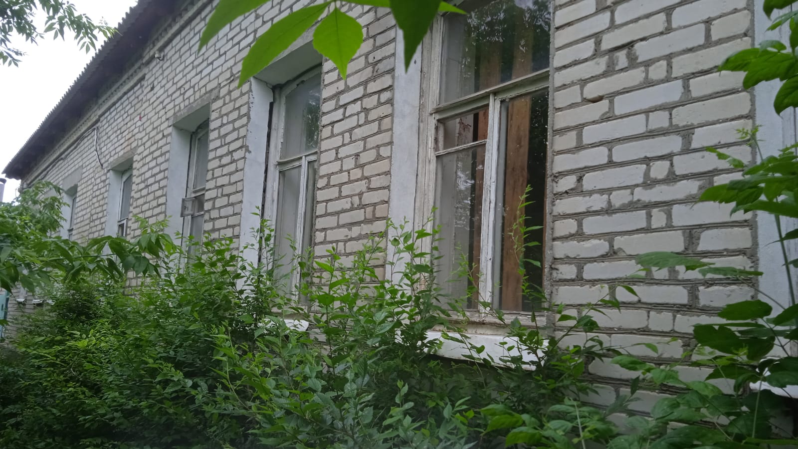 Продажа по минимально допустимой цене земельного участка площадью 1 083,0 кв.м, (РНФИ-П11640002026), кадастровый номер: 64:49:020114:14, с расположенными на нем объектами недвижимого имущества - нежилое здание (дезотдел) площадью 37,6 кв.м, кадастровый номер 64:49:020114:63, нежилое одноэтажное здание (гараж-склад) площадью 128,0 кв.м,кадастровый номер 64:49:020114:60, нежилое здание площадью 287,2 кв.м, по адресу: Саратовская область, г. Хвалынск, ул. Революционная, д. 99.