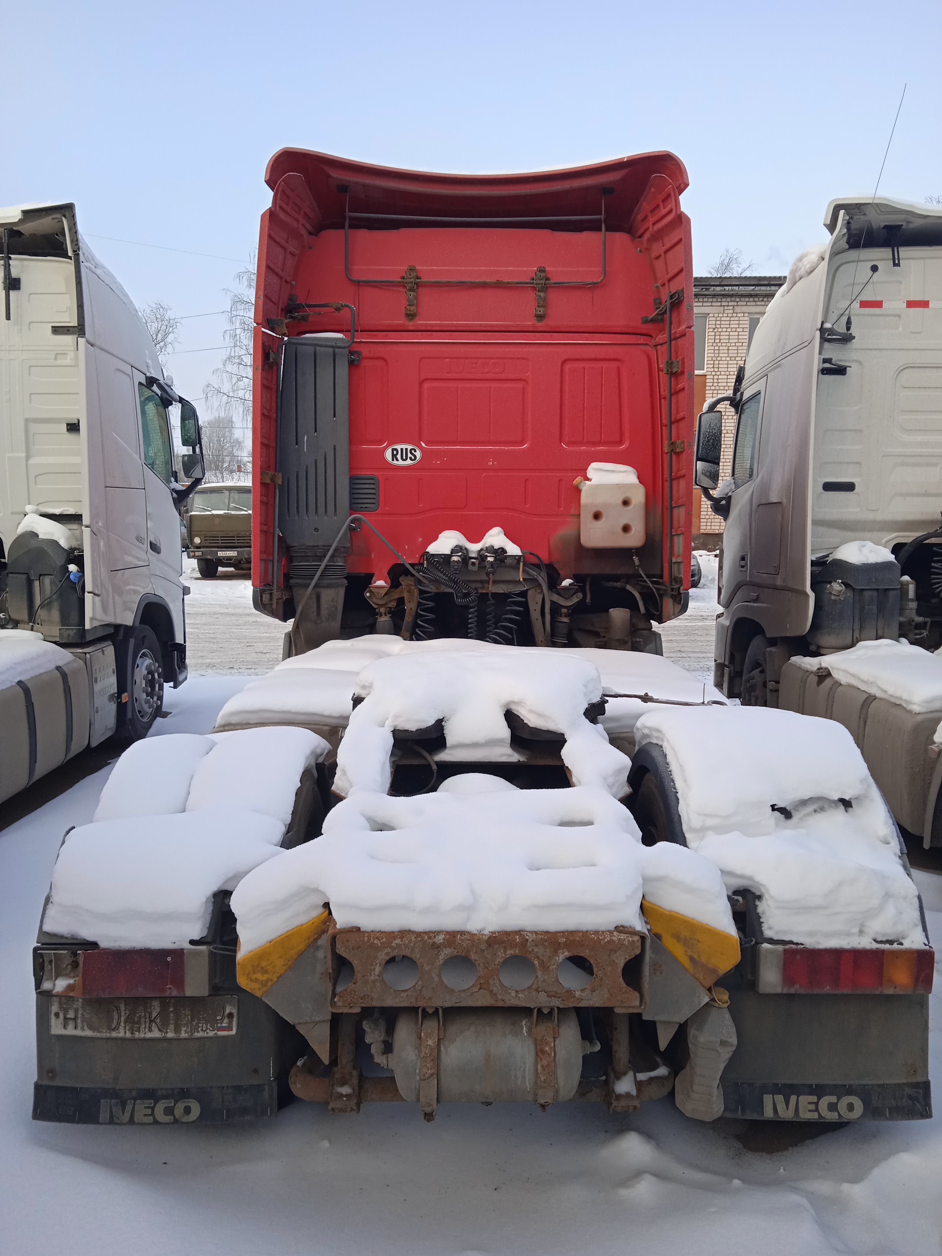 Лот № 2. Грузовой автомобиль Iveco Stralis, 2007 года выпуска, государственный номер Н304КТ60, идентификационный номер (VIN) WJMM1VSK004320321, пробег не установлен, ключ зажигания не изымался. Местонахождение: Псковская обл., г. Псков, ул. Шоссейная, д. 3. Основание для реализации на торгах - постановление судебного пристава-исполнителя о передаче на реализацию на торгах. Должник (собственник) – ООО «Виктория-В» (ИНН 6027055713, ОГРН 1026000982446, исполнительное производство № 9208/26/98060-ИП