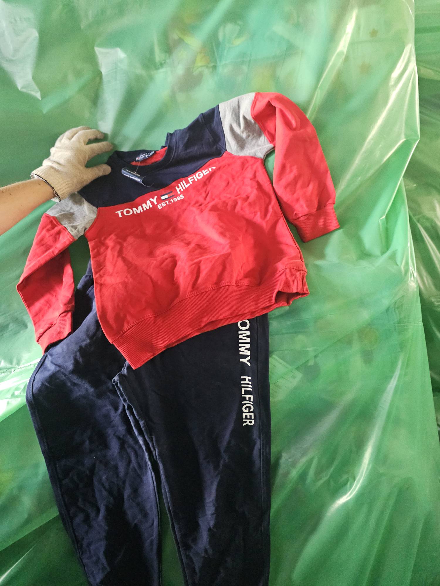Спортивные костюмы«Tommy Hilfiger»Обувь, маркированная товарным знаком «Balenciaga»Головной убор, маркированный товарным знаком «Mercedes-Benz»Трико, маркированное товарным знаком «Moncler» Платки, маркированные товарным знаком «KARL LAGERFELD»Майки, маркированные товарным знаком «Adidas» Брюки, маркированные товарным знаком «KARL LAGERFELD»Сумки, маркированные товарным знаком «KARL LAGERFELD» Шорты, маркированные товарным знаком «Paul&Shark» и далее по тексту Извещения