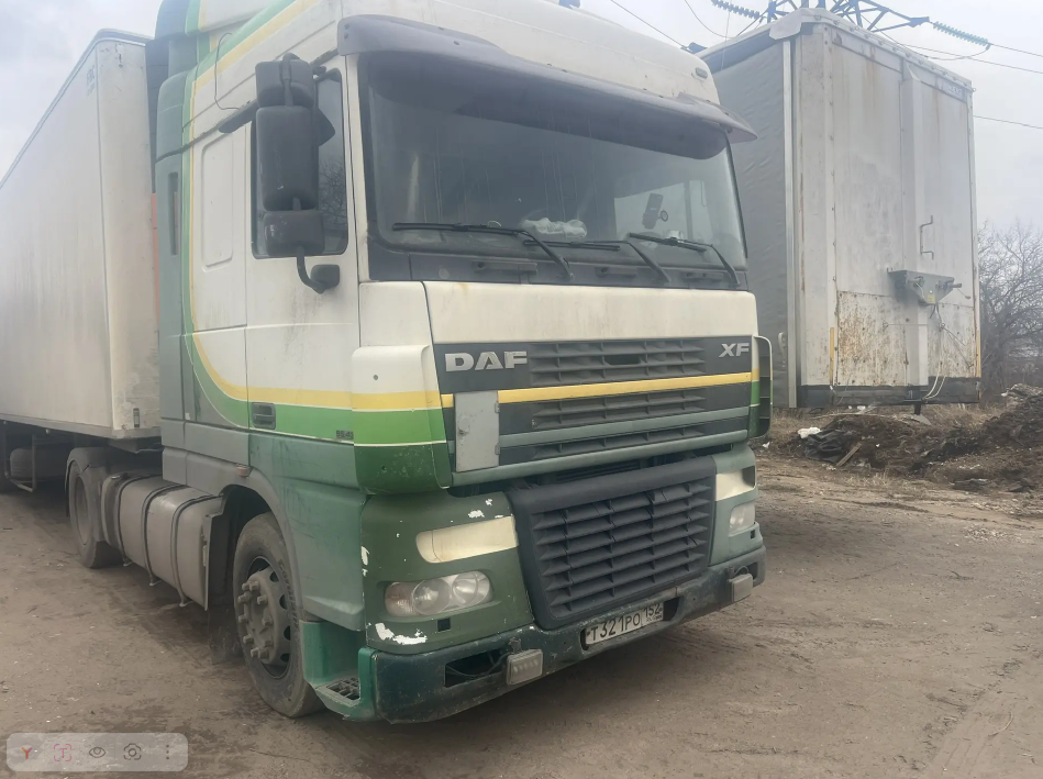 Грузовой тягач седельный DAF XF 95.430 бело - зелёного цвета, 2004 г.в., гос. №T321PO 152, VIN XLRTE47XS0E634558, зарегистрировано ограничение