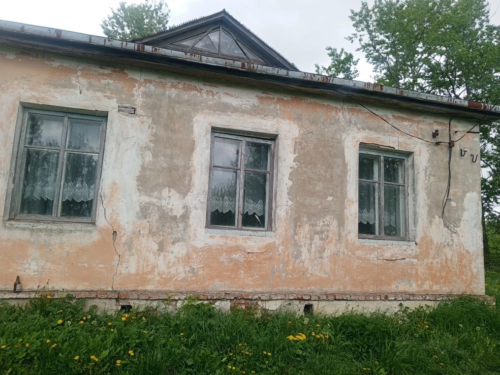 Недвижимое имущество, выставляемое единым лотом – здание медпункта, назначение – нежилое, площадью 170 кв. м. количество этажей: 1, в том числе подземных 0. Обременений не зарегистрировано. Кадастровый номер объекта: 46:25:200107:172, год завершения строительства 1969. - земельный участок из категории земель: земли населенных пунктов, вид разрешенного использования: магазины, площадью 796 кв.м., кадастровый номер 46:25:200107:60, обременений на земельный участок не зарегистрировано.