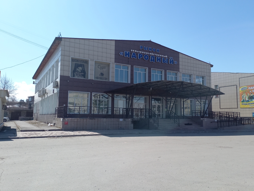 а) Здание рынка по продаже сельскохозяйственной продукции, назначение: нежилое, кадастровый номер: 38:26:040401:6185, расположенное по адресу: Иркутская область, г. Ангарск, мкр. 13-й, д. 25, площадью 2053,7 кв.м. б) Движимое имущество в количестве 43 позиций (согласно информационного сообщения). Одновременно отчуждается земельный участок с кадастровым номером 38:26:040401:220, площадью 1325 кв.м. по цене 1 820 000,00 руб. без учета НДС.