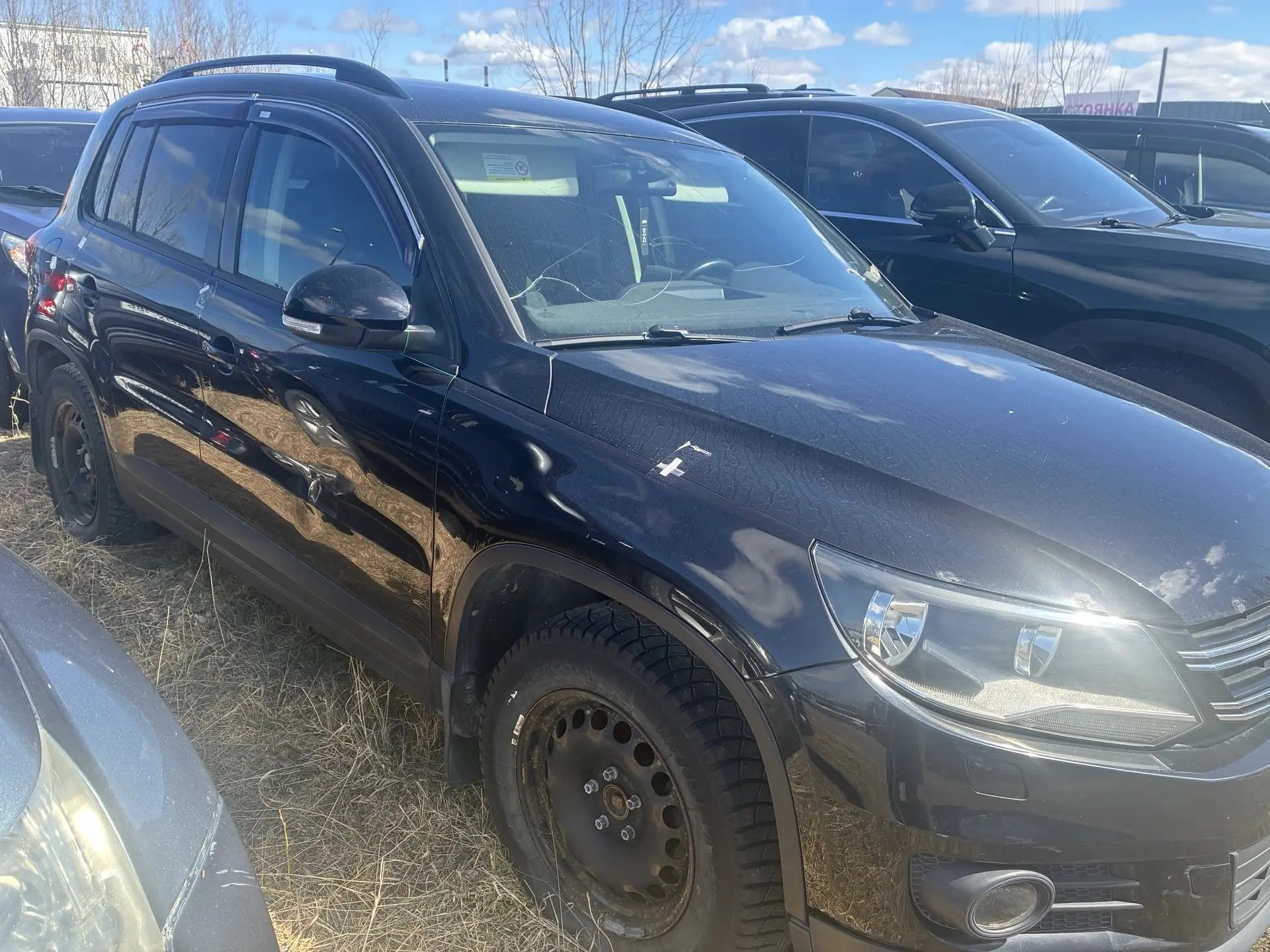 Автомобиль марки "VOLKSWAGEN TIGUAN", г/з В790КТ186, VIN- XW8ZZZ5NZCG119903, 2012 Г/В, черного цвета. ТС обременено ЗАЛОГОМ, который остается на имуществе, согласно ГК РФ (покупатель оплачивает залог самостоятельно). ТС имеет ограничения ФССП на регистрационные действия (ключи и документы отсутствуют, техническое состояние не проверялось, пробег не известен). Имущество продается в том виде, в каком оно есть, в случае продажи возврату/обмену не подлежит.