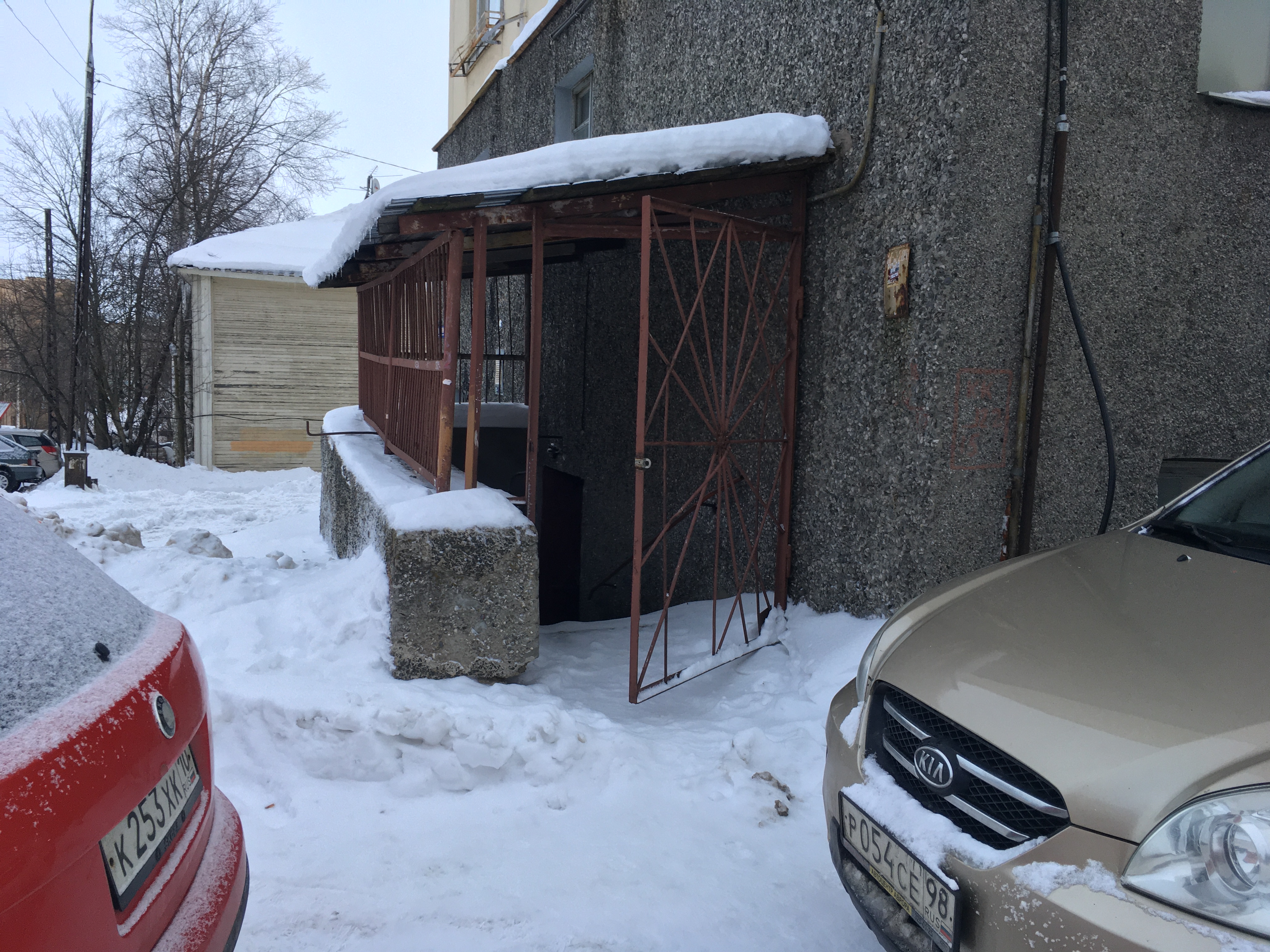 Нежилое помещение с кадастровым номером 10:01:0130143:692, общей площадью 210,2 кв.м, находящееся в цокольном этаже многоквартирного дома, расположенного по адресу: Республика Карелия, г. Петрозаводск, ул. Калинина, дом 44, помещение 5-Н