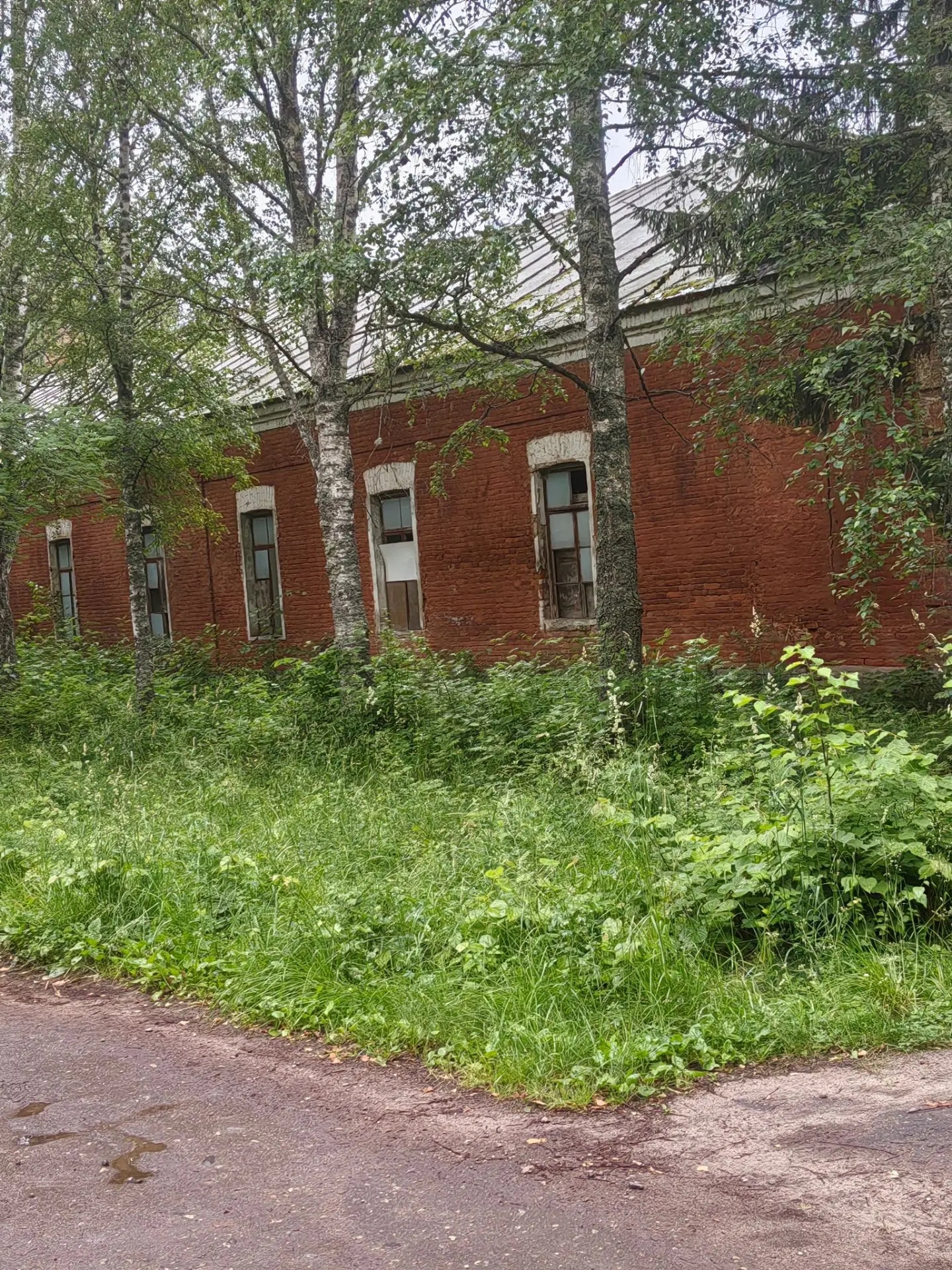 Недвижимое имущество, расположенное по адресу: Новгородская область, Шимский р-н, с. Медведь, военный городок №1 Лот включает в себя следующее имущество: Здание учебного корпуса, площадь 940 кв. м, кадастровый номер 53:21:0000000:3804, расположено по адресу: Новгородская область, р-н Шимский, с/п Медведское, с Медведь, военный городок № 1, строен.12. Нежилое одноэтажное здание 1851 г. постройки. Стены кирпичные, вальмовая 4-скатная крыша. Общее состояние аварийное, неудовлетворительное. З
