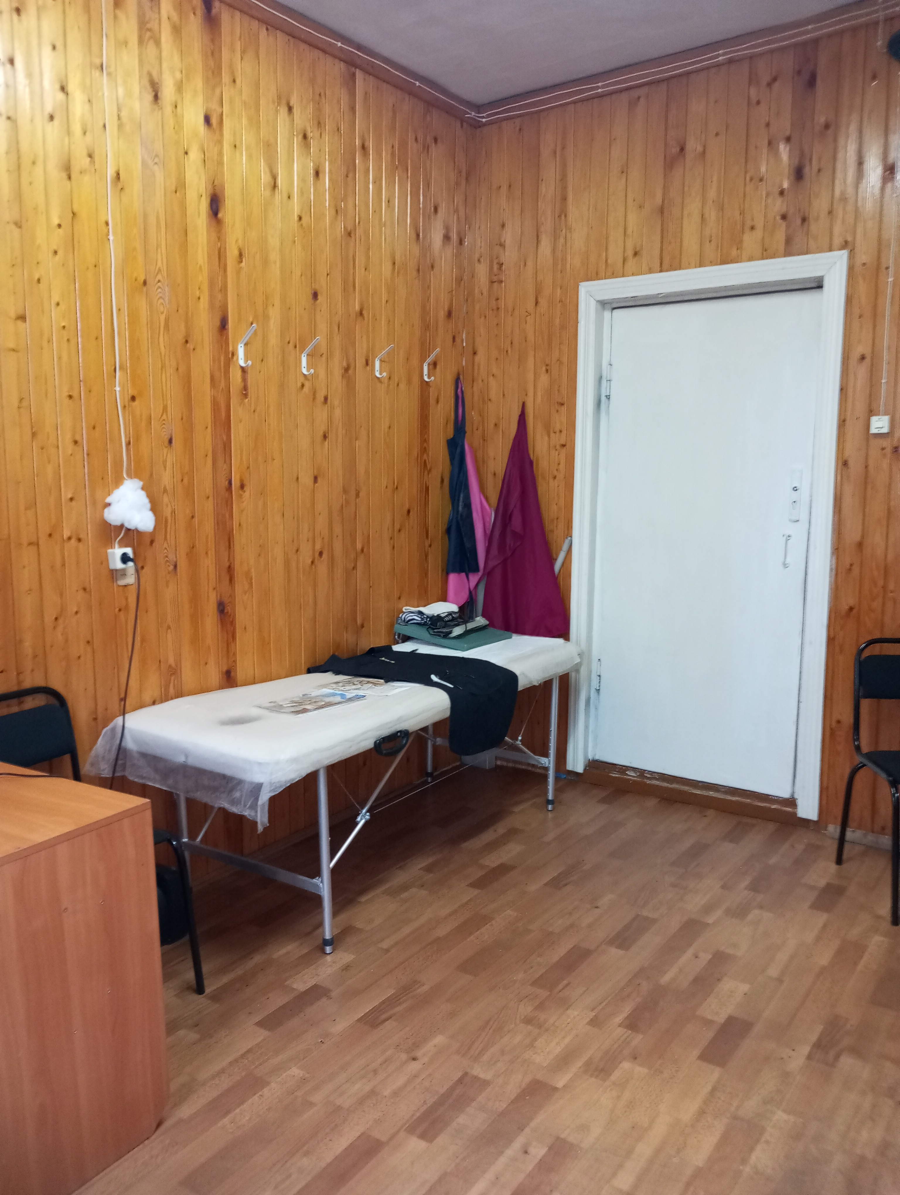 Нежилое помещение первого этажа, общей площадью 15,4 кв.м., расположенное по адресу: Российская Федерация, Архангельская область, муниципальный округ Вельский, село Благовещенское, улица Центральная, здание 2, помещение № 13.