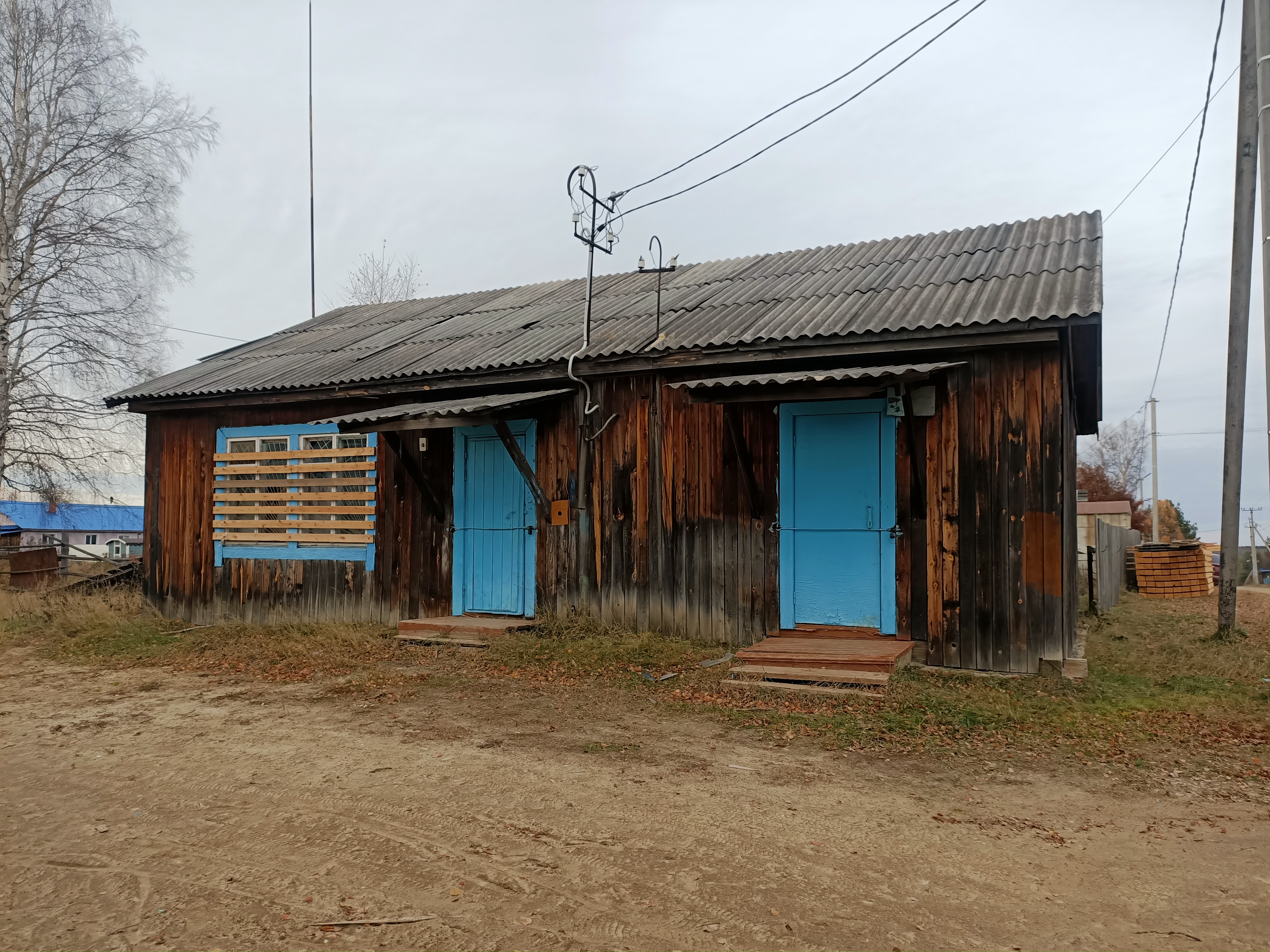 Нежилое здание, общая площадь 78,9 кв. м., кадастровый номер 86:01:1001001:3618, адрес объекта: ул. Комсомольская, здание 2Г, п. Половинка, Кондинский район, Ханты-Мансийский автономный округ – Югра; земельный участок, категория земель: земли населенных пунктов, разрешенное использование: бытовое обслуживание, общая площадь 200 кв.м, кадастровый номер 86:01:1001001:3626, адрес (местонахождение) объекта: ул. Комсомольская, земельный участок 2Г, п. Половинка, Кондинский район, Ханты-Манси