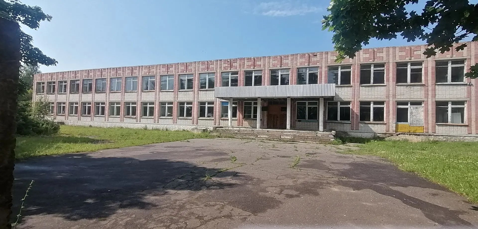 Имущественный комплекс в составе: - Нежилое здание, с кадастровым номером: 12:07:1620101:217, по адресу Российская Федерация, Республика Марий Эл, м.о. Новоторъяльский, д. Шура, ул. Микрорайон, д. 6, площадью 1850,5 кв.м.; - Котельная с тепловой сетью, с кадастровым номером: 12:07:1620101:460, по адресу: Российская Федерация, Республика Марий Эл, м.р-н Новоторъяльский, с.п. Пектубаевское, д Шура, ул Микрорайон, д. 6, протяженностью 30,0 м.; - земельный участок, с кадастровым номером: 12:07:16201