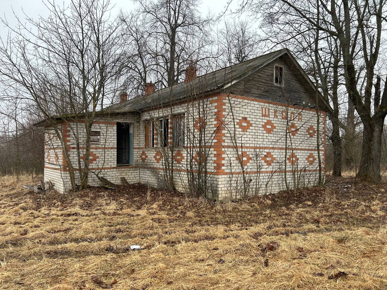 Нежилое здание, по адресу: Ярославская область, Мышкинский район, Флоровский с/о, с. Флоровское, ул. Малкова, д. 12,  1-этажное, общей площадью 120,5 кв. м, кадастровый номер: 76:07:101702:275, с земельным участком,  общей площадью 1168 кв.м, кадастровый номер: 76:07:101702:274, расположенным по адресу: Ярославская область, Мышкинский муниципальный  район, Приволжское сельское поселение, село Флоровское, ул. Малкова,   земельный участок 12.