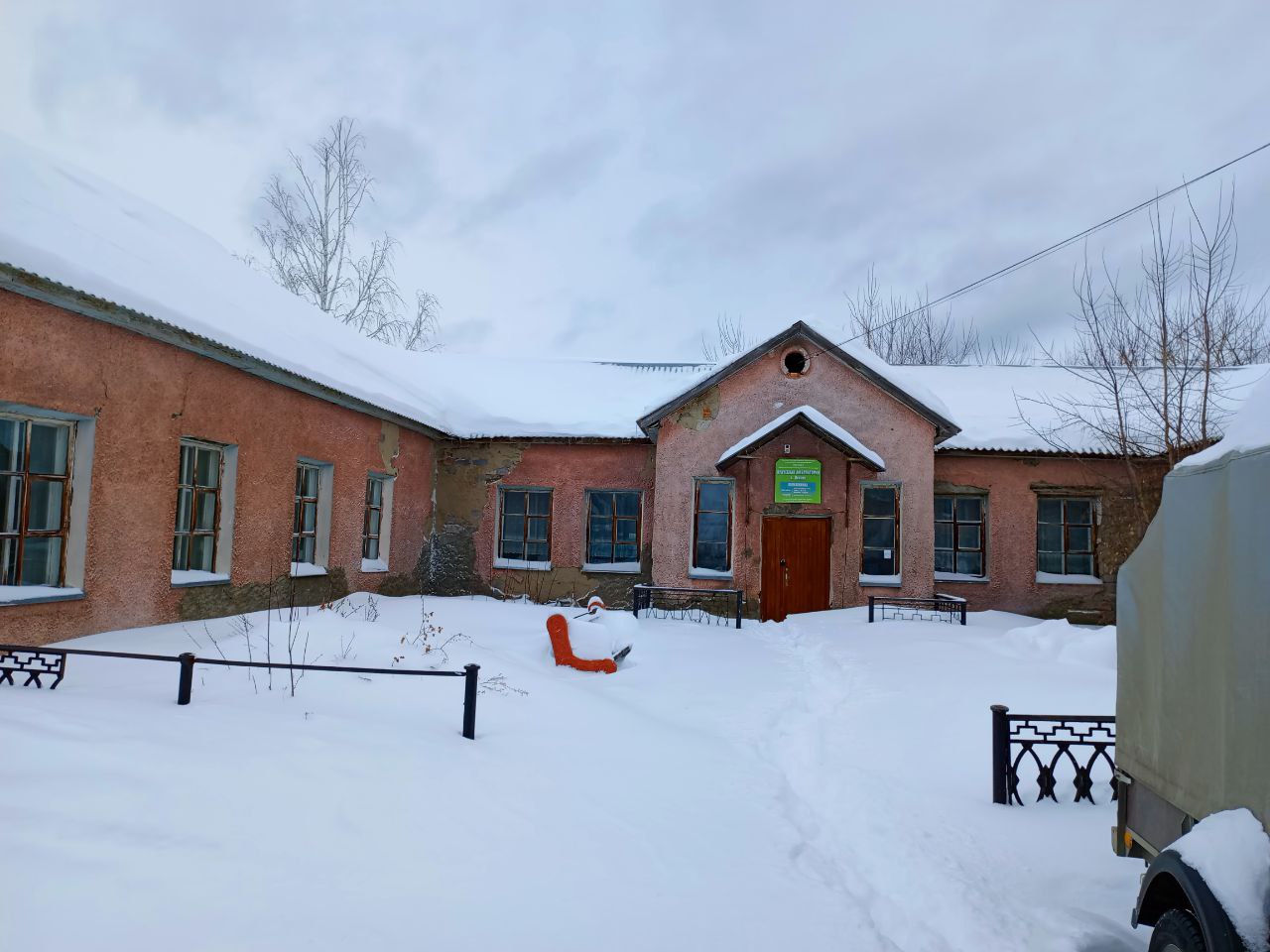 Нежилое здание (врачебная амбулатория), общей площадью 527,6 кв. м, год постройки 1988, количество этажей 2, в том числе подземных 1, кадастровый номер 22:04:130002:1221, по адресу: Российская Федерация, Алтайский край, Бийский район, с. Лесное, ул. Советская, д. 36, расположено на земельном участке с кадастровым номером 22:04:130002:403 площадью 1764 кв. м.