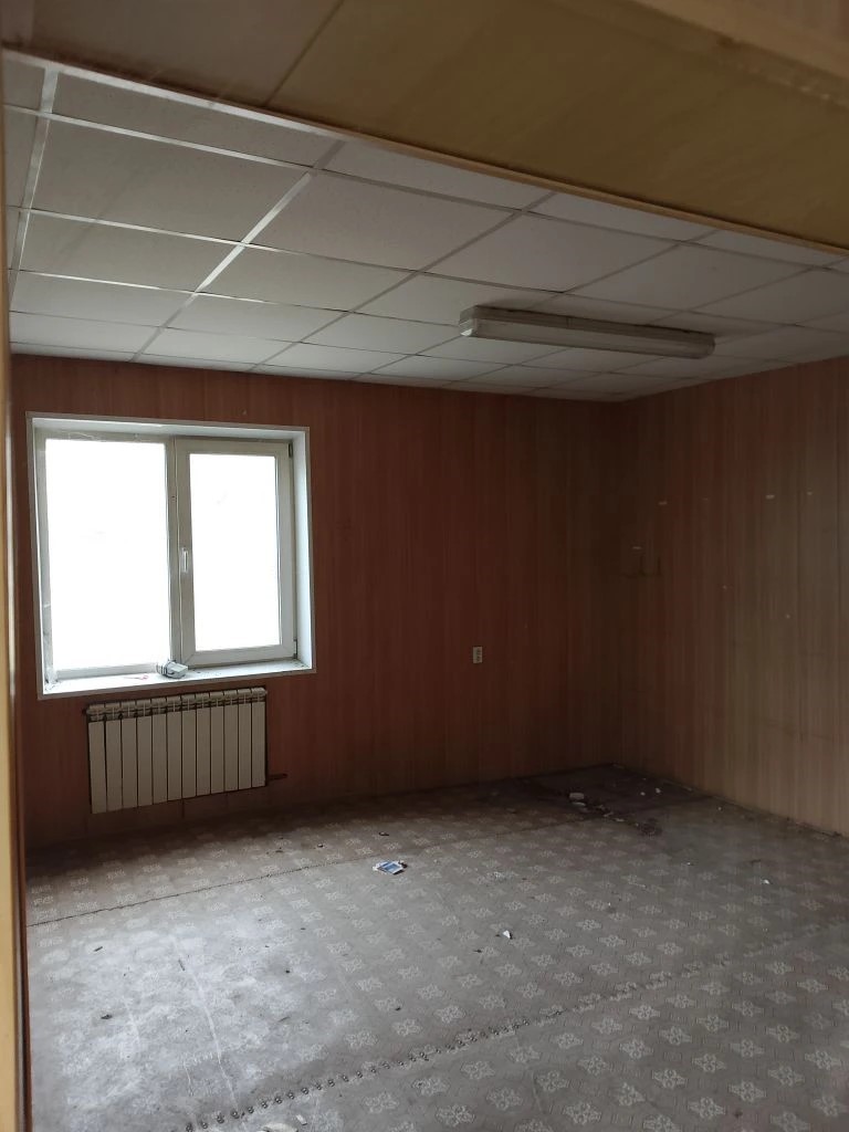 Нежилое здание с земельным участком