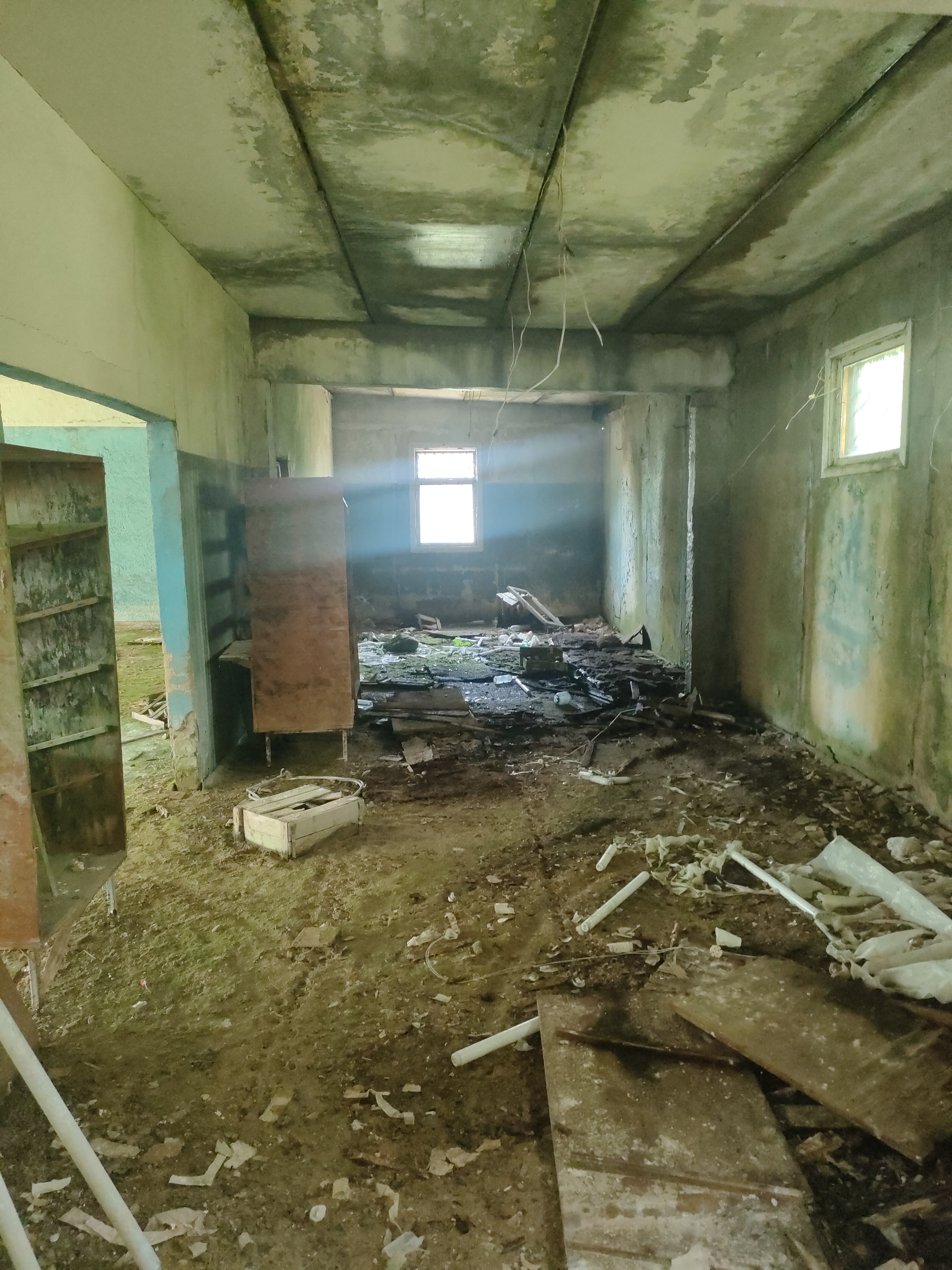 нежилое здание, 1 этажное, общей площадью 302,1 кв.м. расположенное по адресу: Ярославская область, Ростовский район, д.Лазарево, д.25 (кадастровый номер 76:13:031005:174) с земельным участком площадью 600 кв.м. (кадастровый номер: 76:13:031005:104)