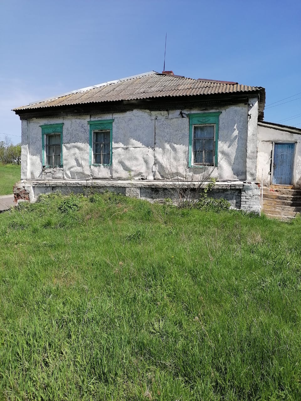 Здание 73 кв. м и земельный участок 200 кв.м, расположенные по адресу: Курская область, р-н. Горшеченский, с. Березово, ул. 1 Мая, д. 20