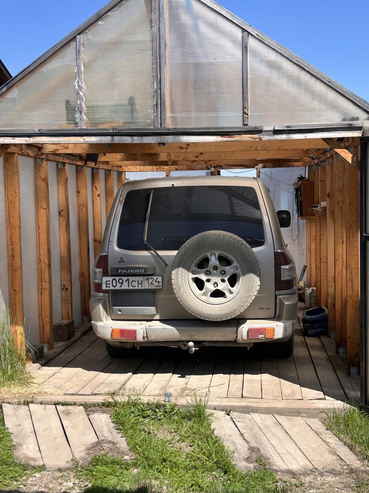 Легковой автомобиль MITSUBISHI PAJERO 3.5, 2000 г.в., г/н Е091СН124, VIN JMBLYV75W1J000882, № кузова JMBLYV75W1J000882, цвет золотисто-серый. Рабочее состояние не проверялось, в наличии ключ. Должник Исупов В.В. Обременения: Арест, запреты судебного пристава исполнителя на рег. действия. Начальная цена продажи 769000,00 руб. Задаток 120000,00 руб. (пор. 1244)