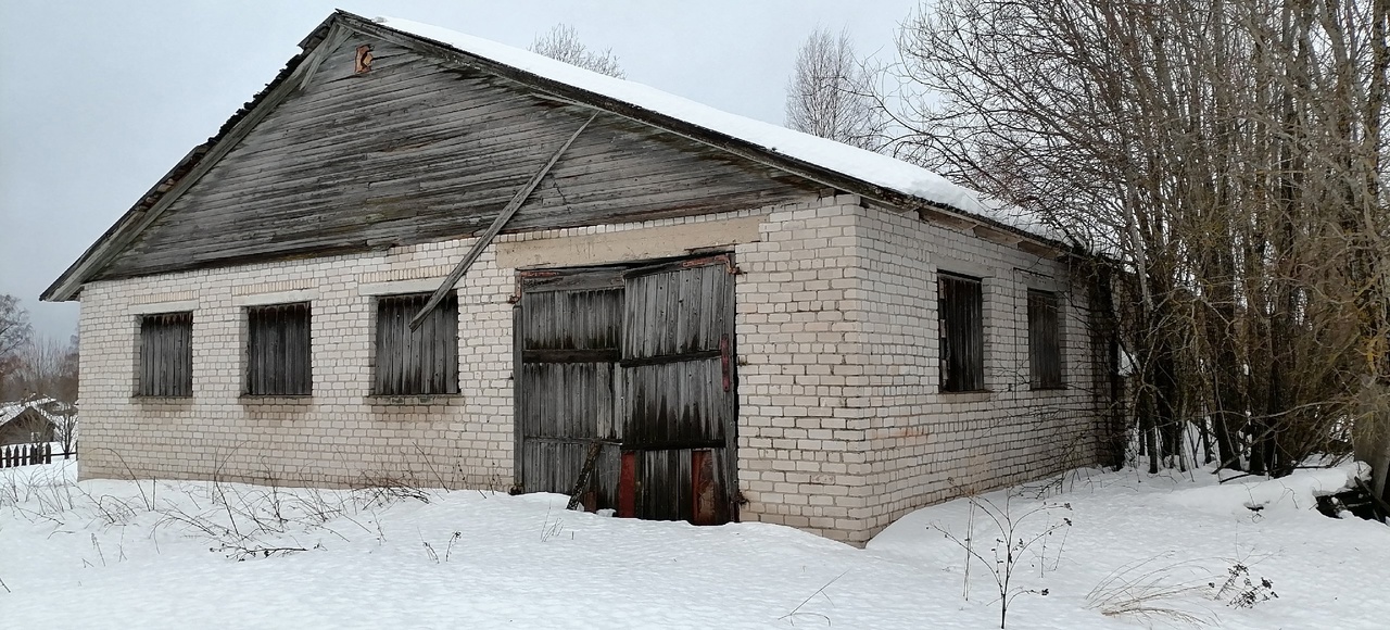 Здание зерносклада на 1000 тонн площадью 402,8 кв.м., с кадастровым номером 29:01:070206:403, расположенное по адресу: Российская Федерация, Архангельская область, м.о. Вельский, д. Степанковская, ул. Центральная, д. 46 к. 7 и земельный участок площадью 1032 кв.м., с кадастровым номером 29:01:070206:408, по адресу: Российская Федерация, Архангельская область, м.о. Вельский, д. Степанковская, ул. Центральная, з/у 46/7