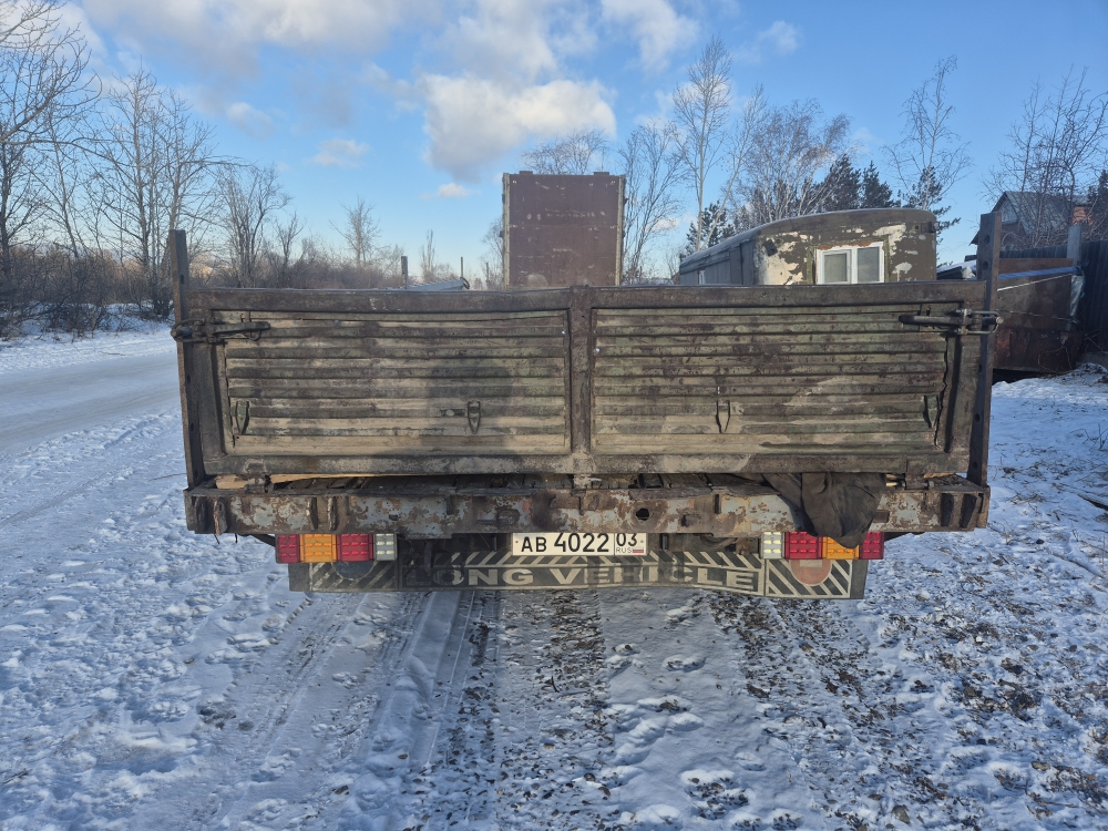 Полуприцеп с бортовой платформой марка "ВАН" 1993 г.в., г/н АВ402203, цвет серый, номер шасси (рамы): 72819. По правой стороне отсутствует борт, колесные диски в удовлетворительном состоянии, ПТС отсутствует