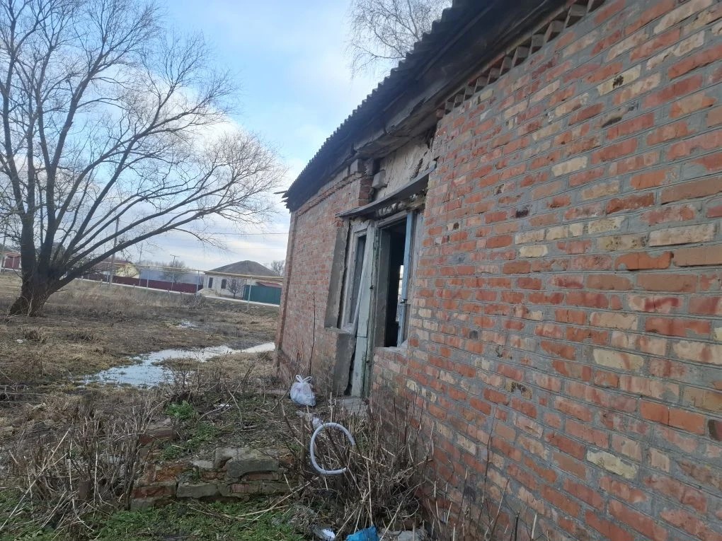 Нежилое здание площадью 75,2 кв.м, кадастровый номер 31:26:1803007:67, и земельный участок площадью 1800 кв.м, кадастровый номер 31:26:1803007:181, категория земель: земли населенных пунктов.