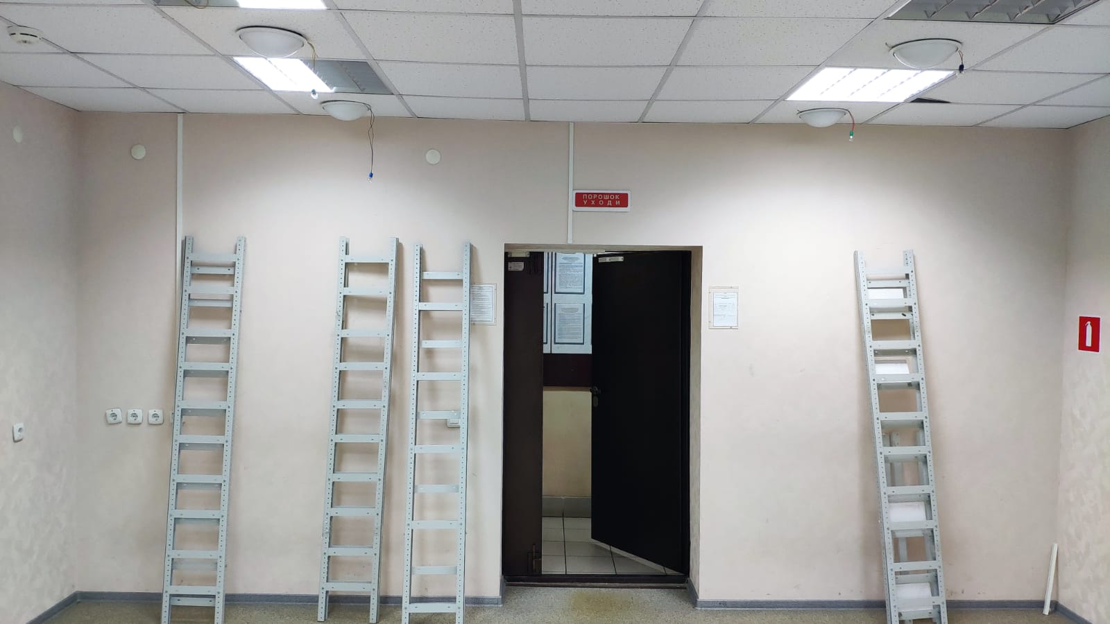 Административное помещение общей площадью 28,7 кв. м с кадастровым номером 43:38:280140:100, расположенное по адресу: Кировская область, Юрьянский район, пос.Юрья, ул.Лермонтова, д.2