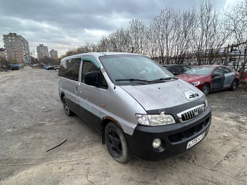 Автомобиль марки «HYUNDAI STAREX» (Хьюндай Старекс), темно-серого цвета, государственный регистрационный знак А775ТС51, 2002 года выпуска. VIN: KMHWP81HP2U462398.