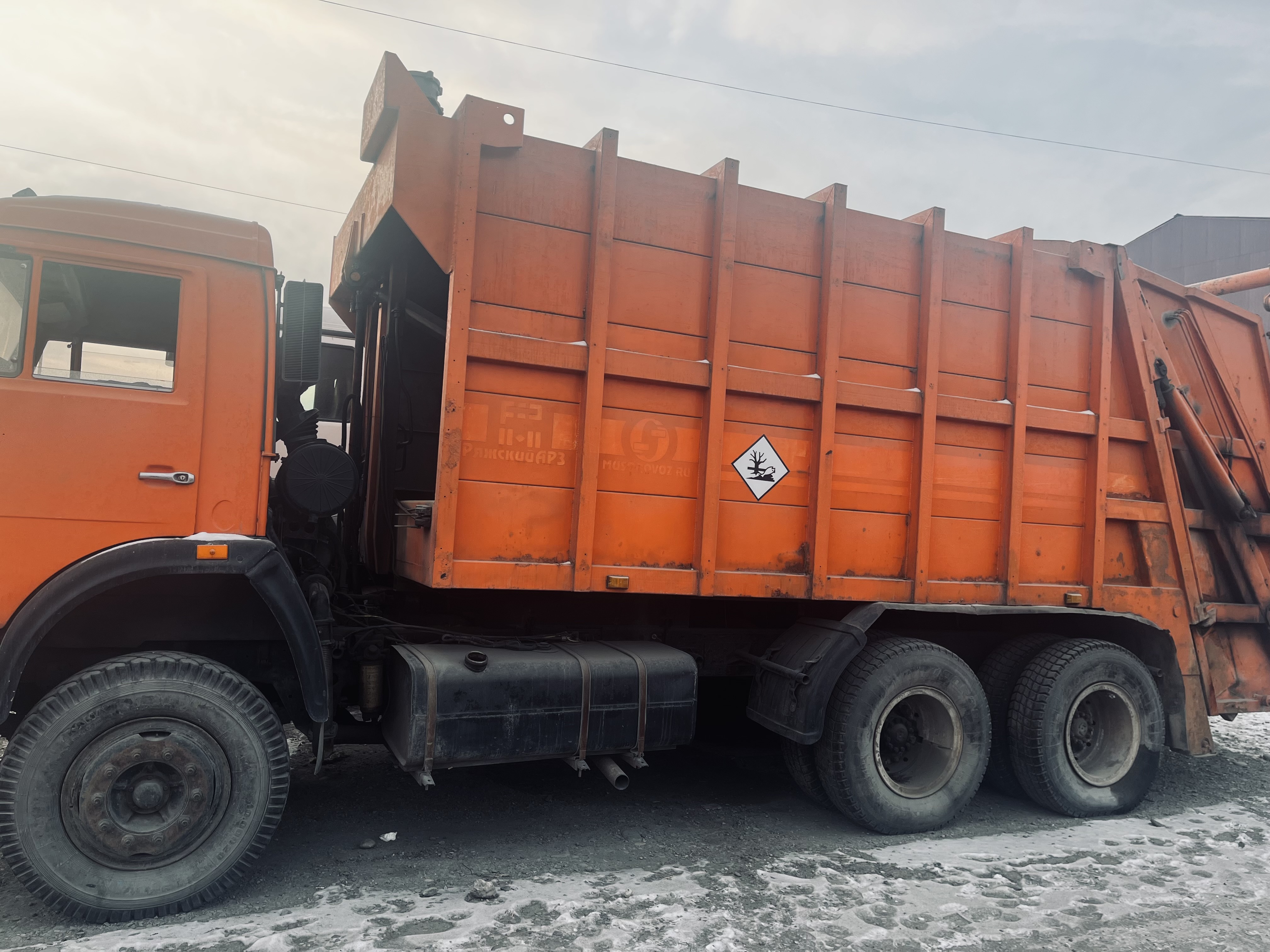 Лот №16 (повторные торги) Грузовой автомобиль КАМАЗ 53229 МКЗ 4001, 2007 г.в., VIN X8910410170AA3113, цвет оранжевый. Рабочее состояние не проверялось. Должник ООО «ЭКОХАКАСВТОРСЫРЬЕ» Обременения: запреты судебного пристава исполнителя на рег. действия. Начальная цена продажи 641920,00 руб. Задаток 96288,00 руб. (пор. 031/Тд)