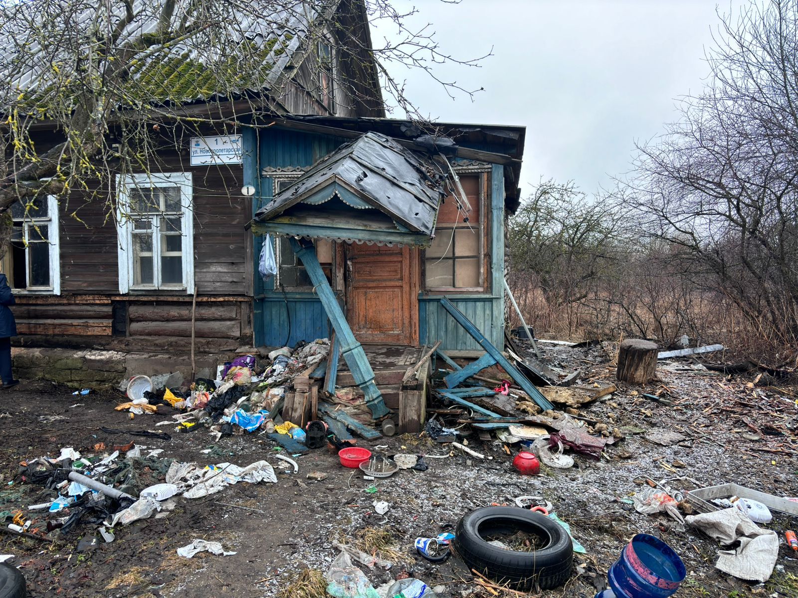 ½ доли в праве общей долевой собственности на жилой дом, кадастровый номер 47:25:0106012:61, площадью 67,7 кв. м, расположенный по адресу: Ленинградская область, р-н Гатчинский, г. Гатчина, ул. Новопролетарская, д.1 с земельным участком, площадью 1070 кв. м., с кадастровым номером 47:25:0106015:15, категория земель: земли населенных пунктов, разрешенное использование: для размещения ½ доли жилого дома с надворными постройками, расположенного по адресу: обл. Ленинградская, р-н Гатчинский, г. Гатч
