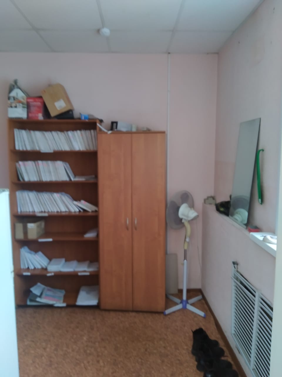 Встроенное нежилое помещение, расположено на 2 этаже нежилого здания, площадью 68,7 кв.м. с кадастровым номером 42:29:0101001:6425 г. Мыски, ул. Советская, д. 50, пом.2
