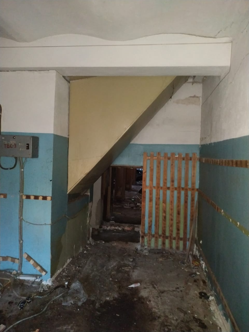 Аукцион на повышение на право заключения договора аренды нежилых помещений общей площадью 811,2 кв.м, расположенных по адресу: Санкт-Петербург г., Петергоф г., Санкт- Петербургский проспект, д. № 15: лит. Д. 1 этаж: пом. 1-Н №№ 1-11; 2 этаж: пом. 2-Н №№ 1-8; 3-Н №№ 1-3 (322,4 кв. м); лит. В, пом. 1-Н № 1; пом. 2-Н № 1, пом. 3-Н № 1 (68,4 кв. м);лит. А, 1 этаж, пом. 1-Н №№ 1-16 (263,1 кв. м); лит. А, подвал, пом. №№ 1-14 (157,3 кв. м)