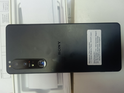 Сотовый телефон марки Sony Xperia 1 поврежденный
