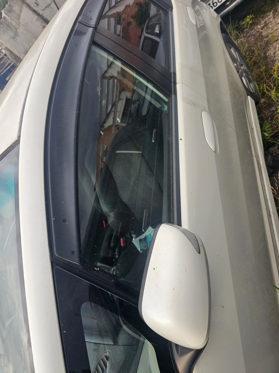Автомобиль Honda Fit VIN GE81014837, 2008 год выпуска, белого цвета (без ключа зажигания, двери, капот, багажник закрыты), р.з Р079СНАВН. Документы отсутствуют.