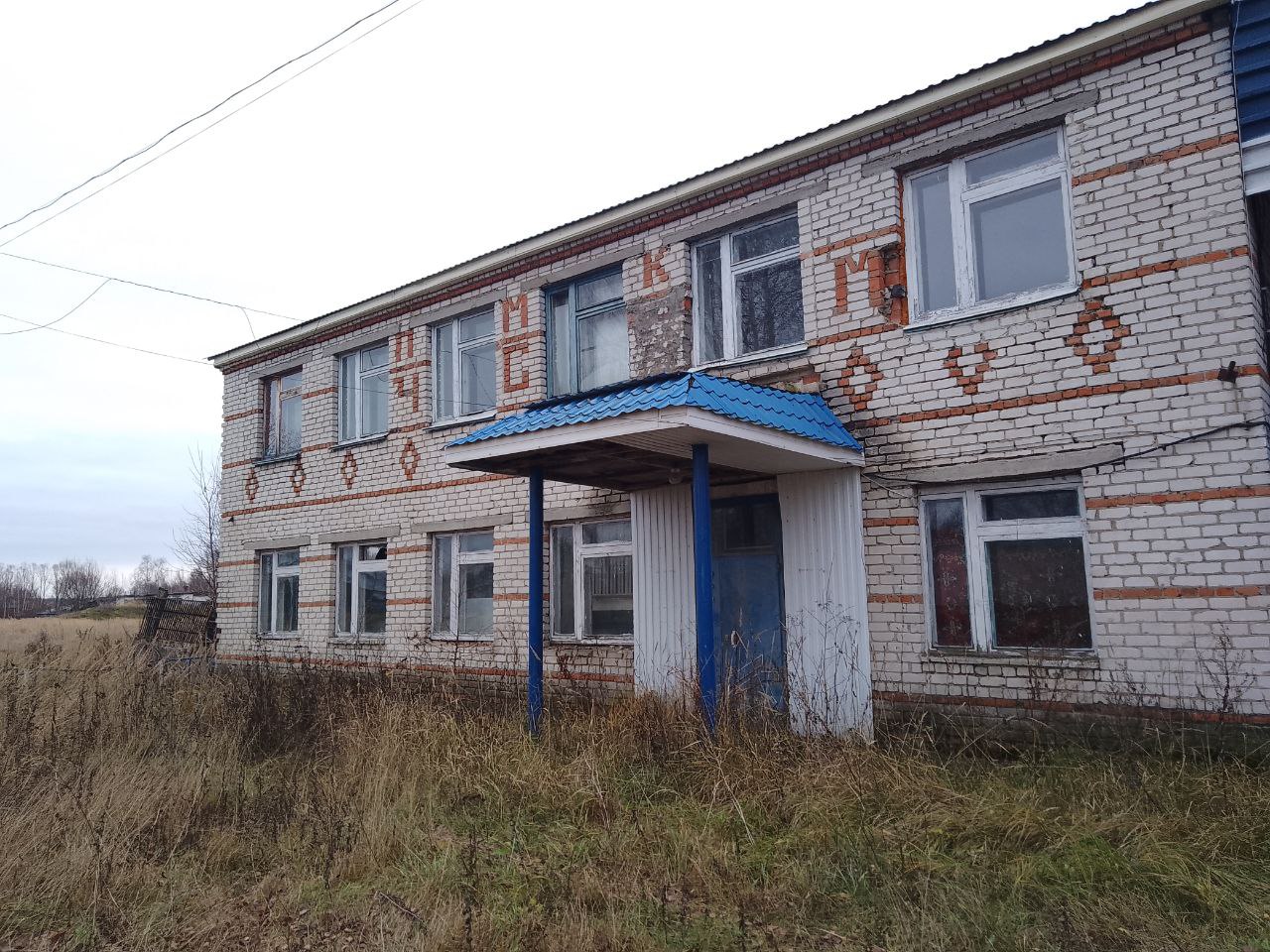 Земельный участок из земель населенных пунктов площадью 8933 кв.м. с кадастровым номером 21:05:020106:38 с расположенными на нем следующими объектами недвижимого имущества: административное здание, назначение: нежилое, кадастровым номером 21:05:000000:728, местоположение: Чувашская Республика, город Шумерля, улица Радищева, дом 34; здание гаража, назначение: нежилое, кадастровым номером 21:05:000000:723, местоположение: Чувашская Республика, город Шумерля, улица Радищева, дом 34