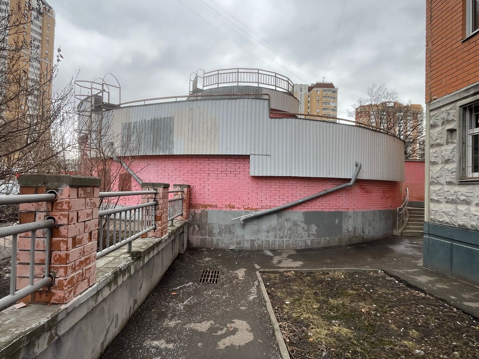 Продажа имущества, находящегося в оперативном управлении ГБУ «Жилищник Бескудниковского района», по адресу: г. Москва, Бескудниковский бульвар, дом 19, строение 1, площадь 17,6 кв. м, подвал 1, машино-место 26. Кадастровый номер 77:09:0002026:1794.