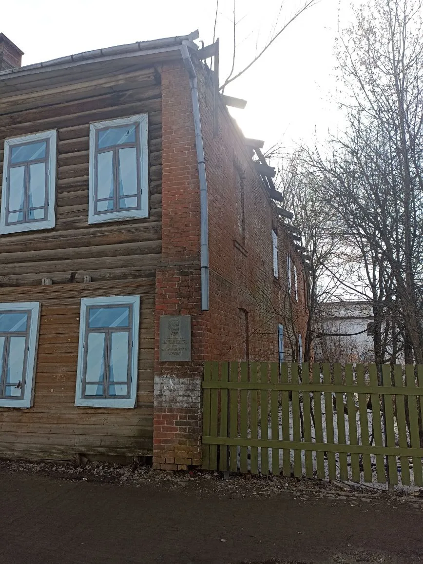 Нежилое здание 35:10:0103025:362, находящееся по адресу: Вологодская область, Великоустюгский район, г. Великий Устюг, ул. Красная, д. 88