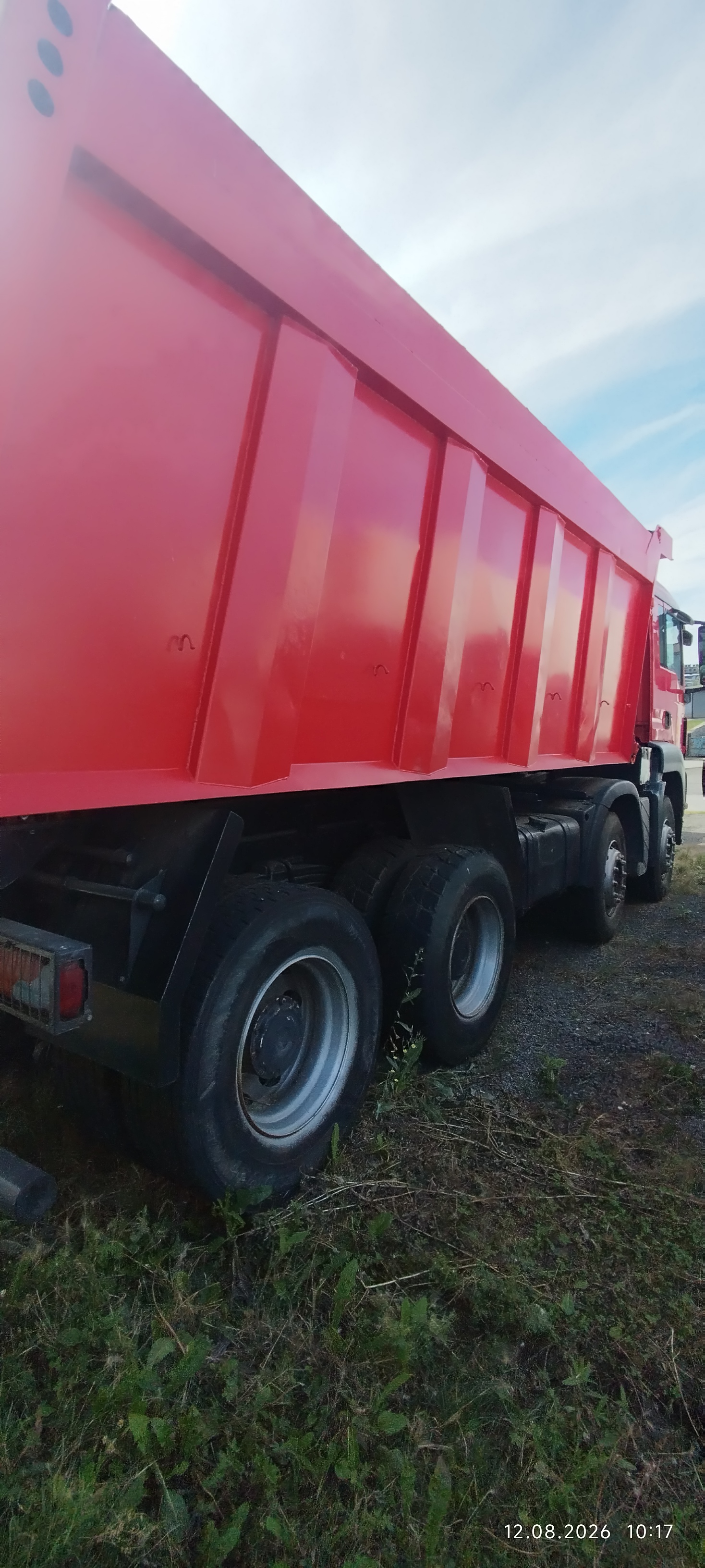 Грузовой самосвал, БЦМ-59 MAN TGS 41.390, 8x4, BB-WW, 2013 г.в., г/н С451ЕМ154, VIN: X3W65392AD0001166, красный цвет. Адрес: НО, Новосибирский р-он, п. Красный Восток, ул. Советская, д. 62А. (арест)