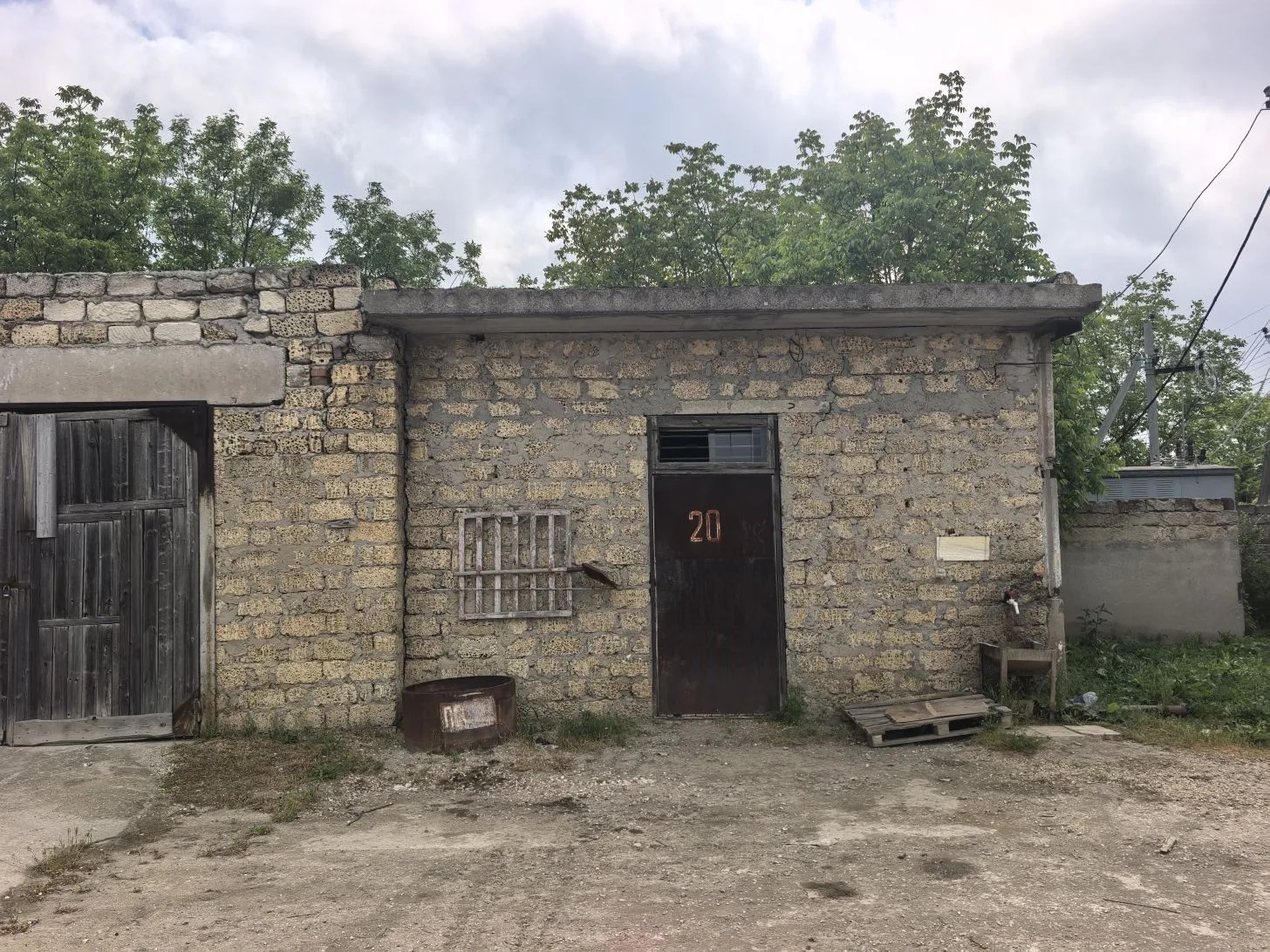 нежилое здание (склад), общей площадью 68,3 кв.м., с кадастровым номером 90:05:051301:538, расположенное по адресу: Российская Федерация, Республика Крым, Красногвардейский район, с. Восход, ул. Северная, зд.19, стр. 8