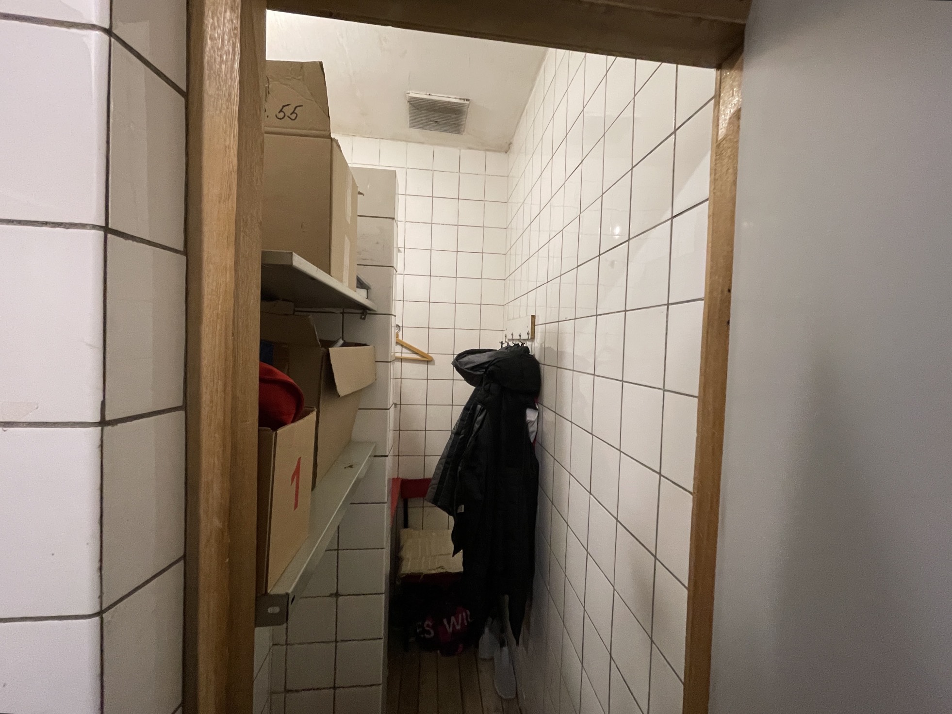 Передаваемые в аренду помещения расположены по адресу: г. Москва, внутренний тер.г. округ Останкинский, ул. Академика Королева, д. 12 - 1 этаж, пом. II в, ком. № 42, 42а, 43, 44, 45, 46; - 1 этаж, пом. II в, ком. № 51и; - 1 этаж, пом. 1ж, ком. № 1з. Общей площадью 57,5 кв.м. Цель использования под организацию торговли периодическими изданиями, книжной продукцией, мультимедиа, сувенирами, подарками и продуктами питания.