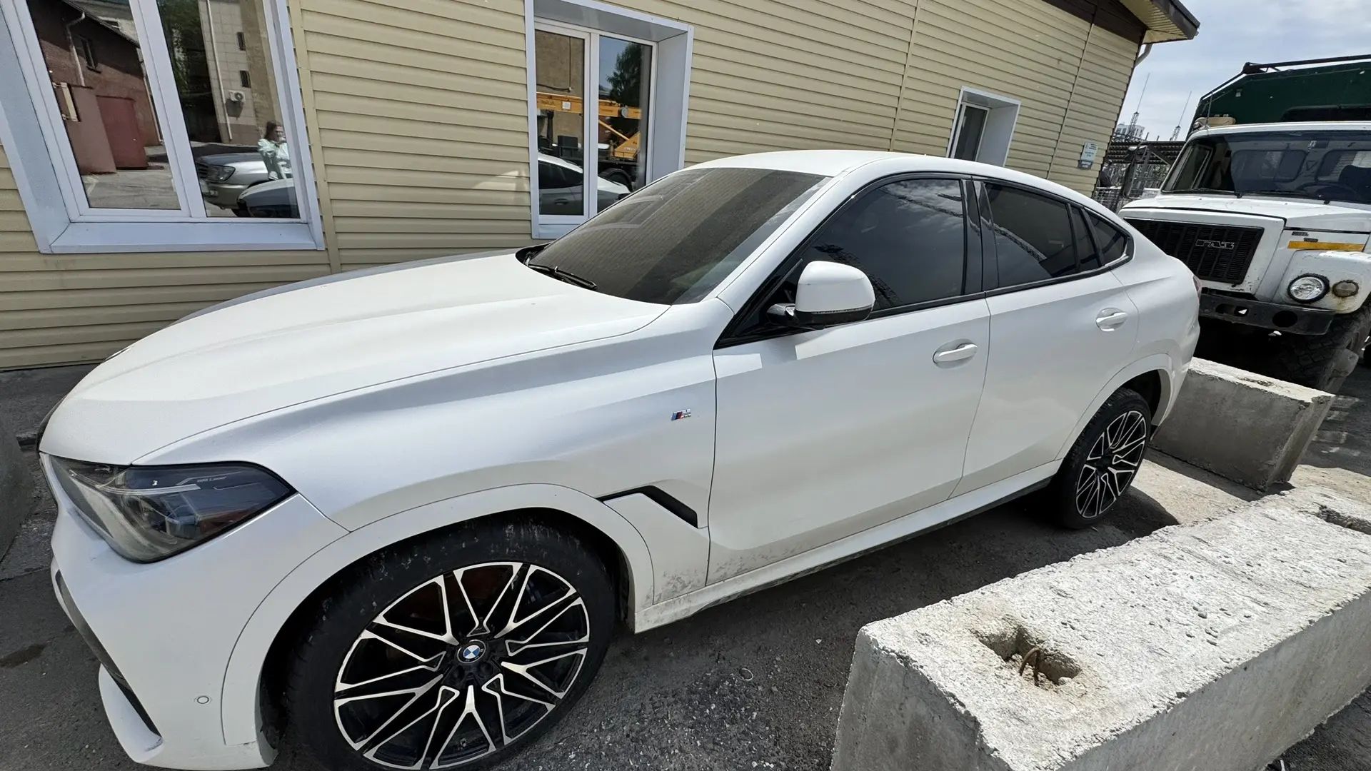 Легковой автомобиль BMW Х6 XDRrVE30D, 2021 г.в., г/н Н777МХ154, цвет белый, VIN: X4XGT29480Y803425. Адрес: г. Новосибирск, ул. Гоголя, д. 230. (арест)